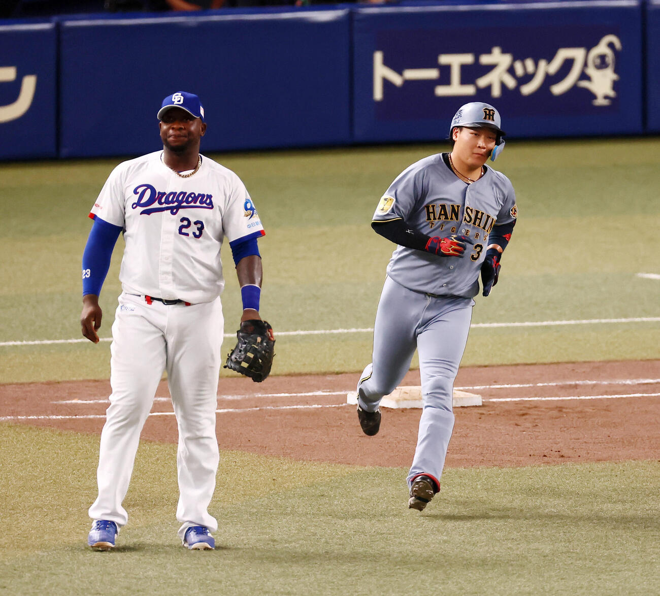 中日対阪神　6回表阪神1死、大山悠輔は左中間越えソロ本塁打を放ちダイヤモンドを駆ける。左はミゲル・サノー（撮影・加藤哉）