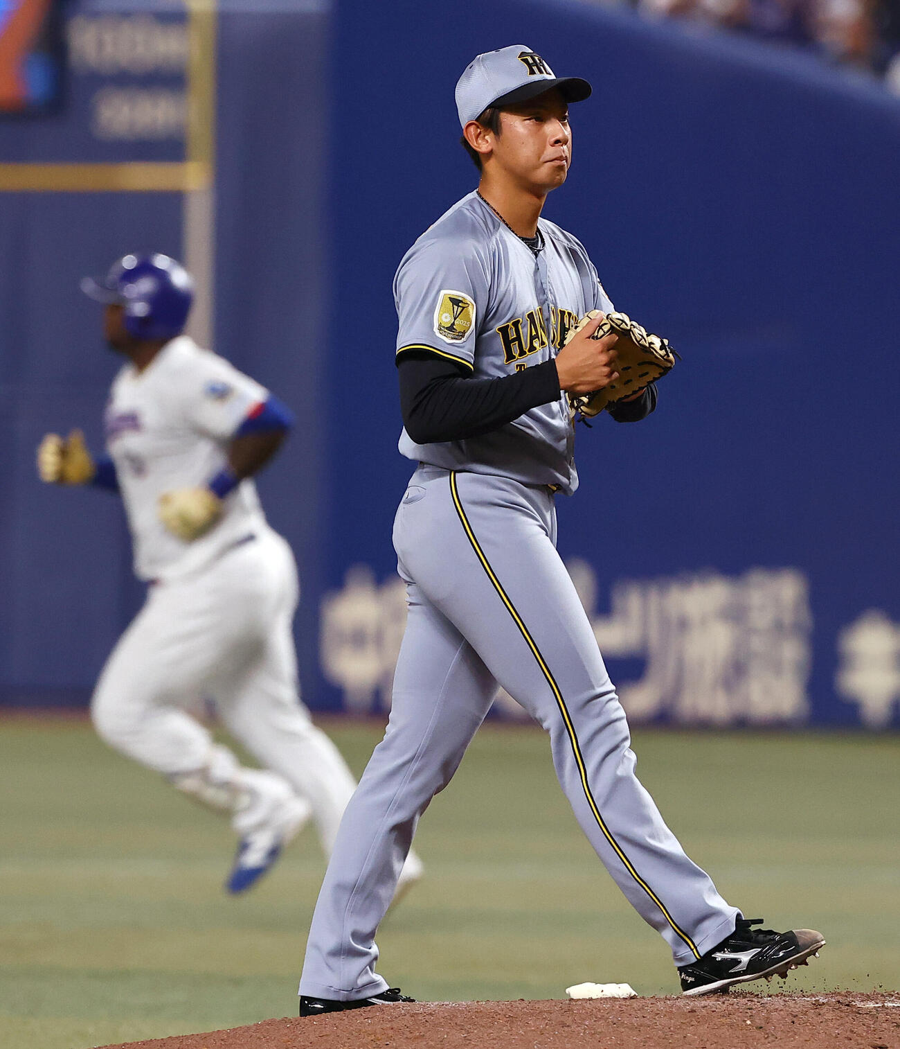 中日対阪神　6回裏阪神無死一塁、神宮僚介（右）はミゲル・サノーに2点本塁打を浴びる（撮影・上田博志）