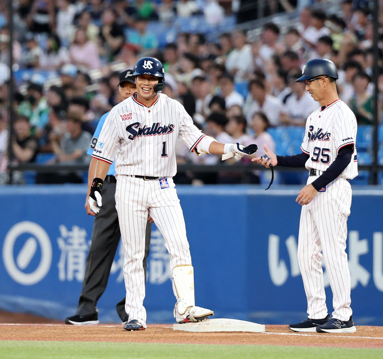 ヤクルト対巨人　1回裏ヤクルト1死一塁、山田哲人は左前打を放ち笑顔（撮影・浅見桂子）