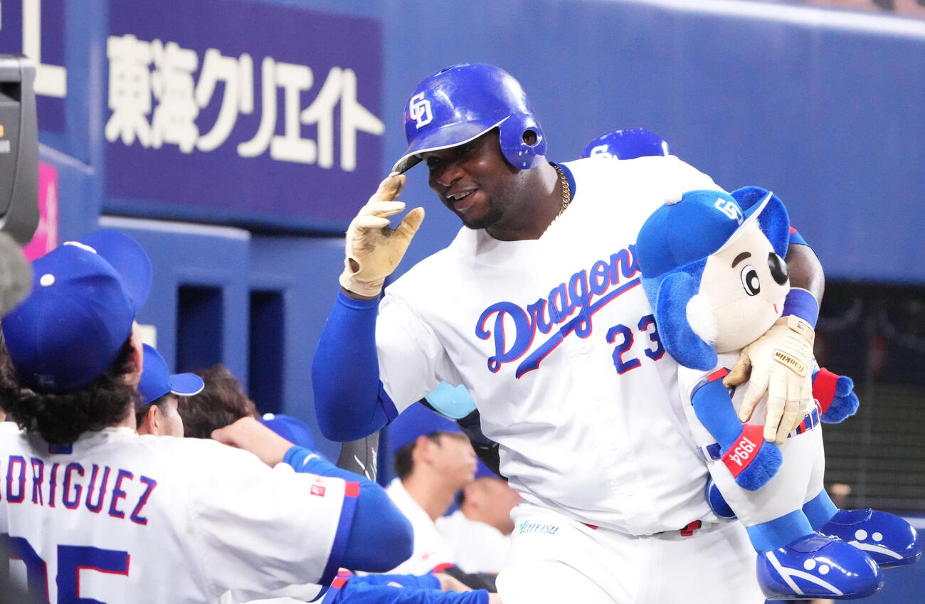 中日対阪神　6回裏中日無死一塁、ミゲル・サノー（右）は2点本塁打を放ちナインとタッチを交わす（撮影・森本幸一）