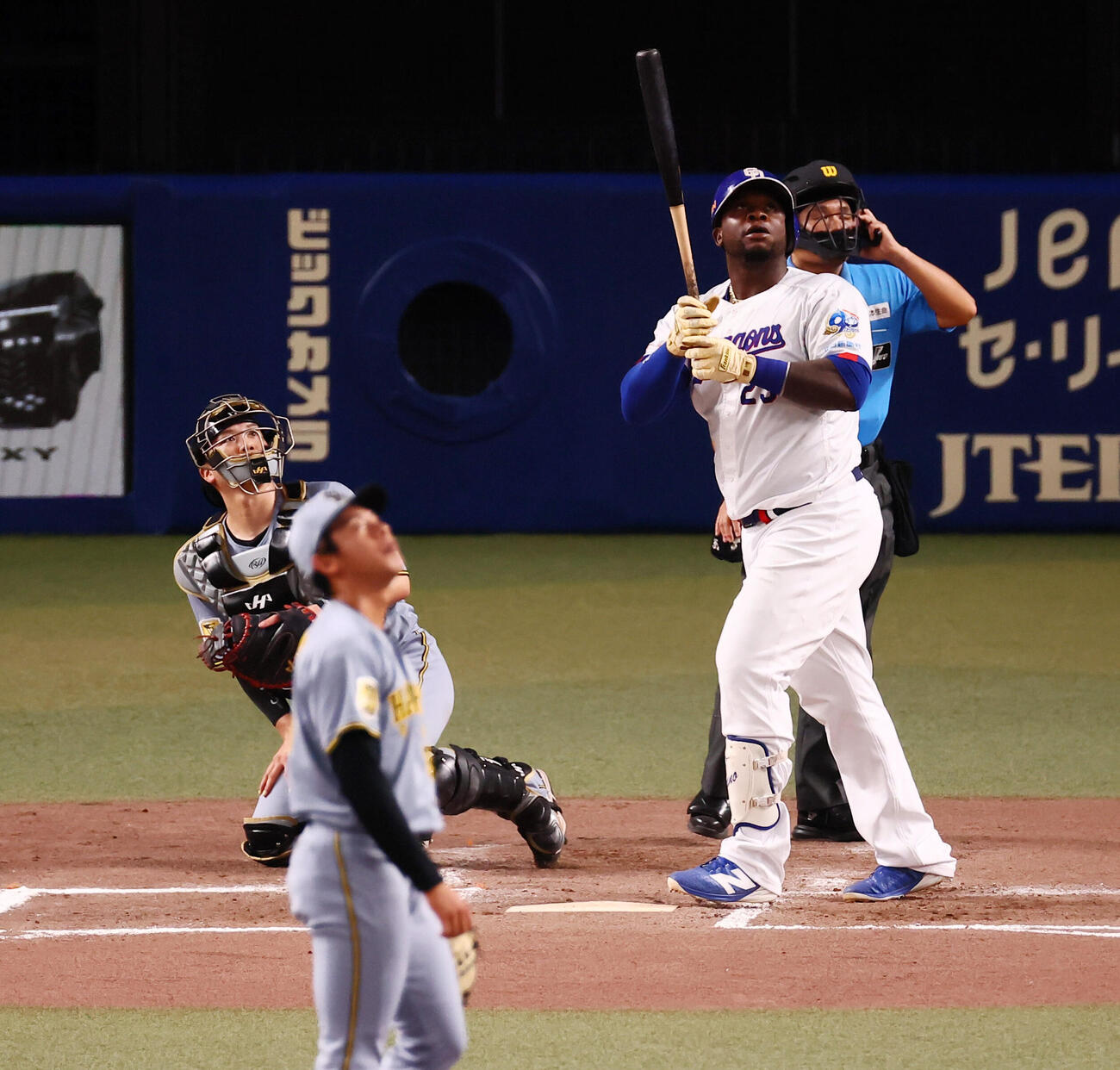 中日対阪神　6回裏中日無死一塁、ミゲル・サノーは左越え2点本塁打を放つ。投手神宮僚介（撮影・加藤哉）