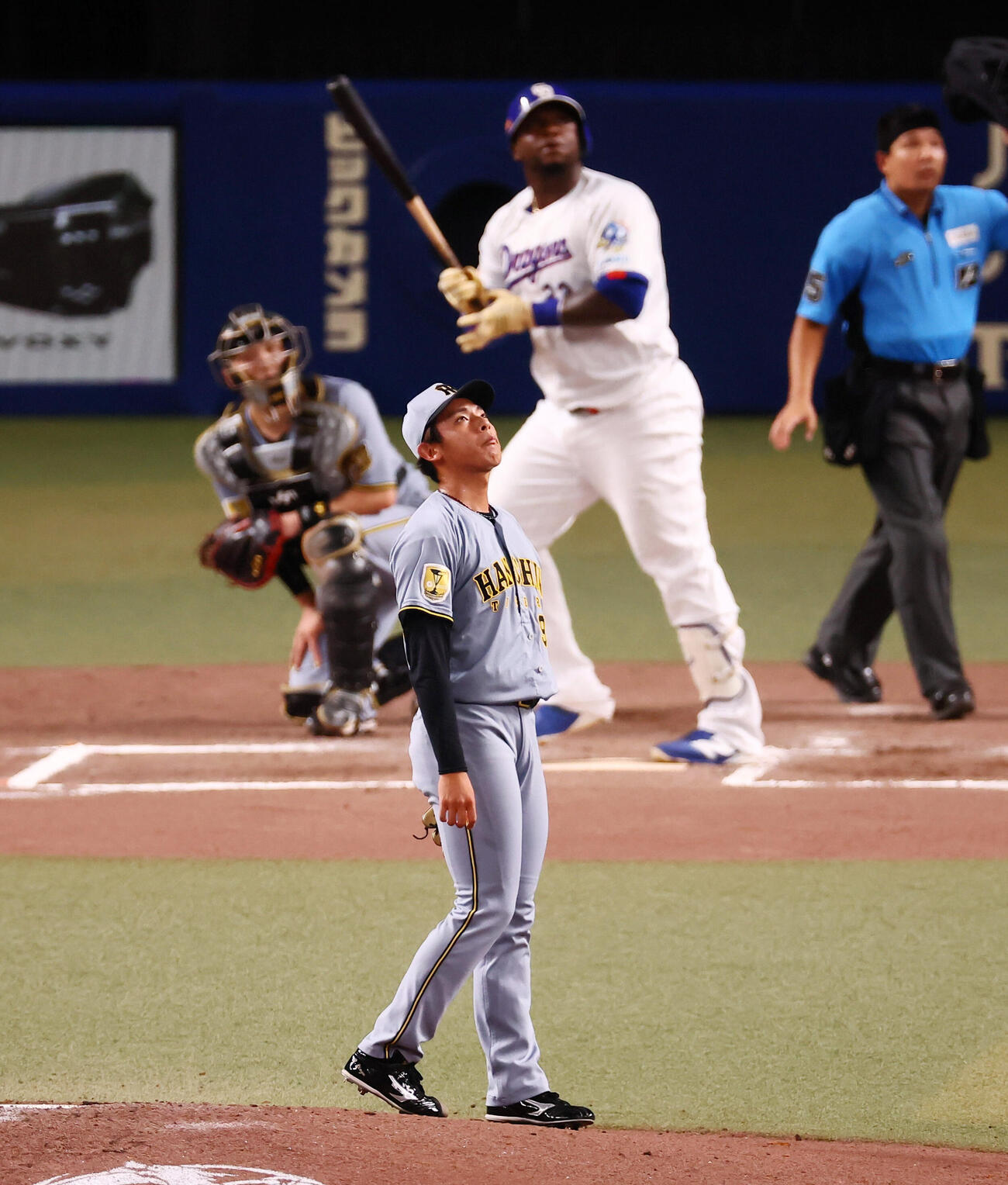 中日対阪神　6回裏中日無死一塁、神宮僚介はミゲル・サノーに左越え2点本塁打を浴びる（撮影・加藤哉）