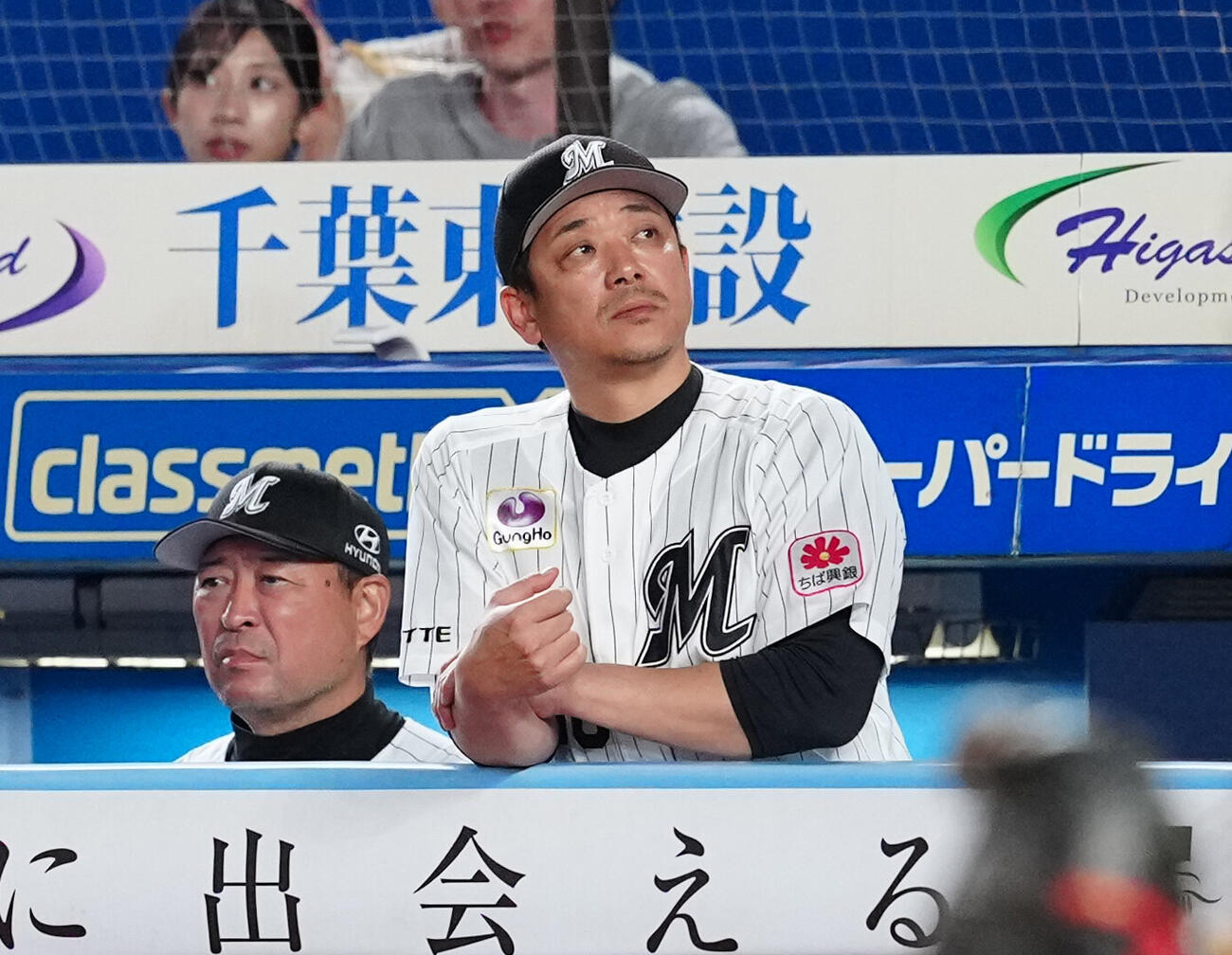 ロッテ対ソフトバンク　遠くを見るロッテのサブロー監督（右）（撮影・鈴木みどり）