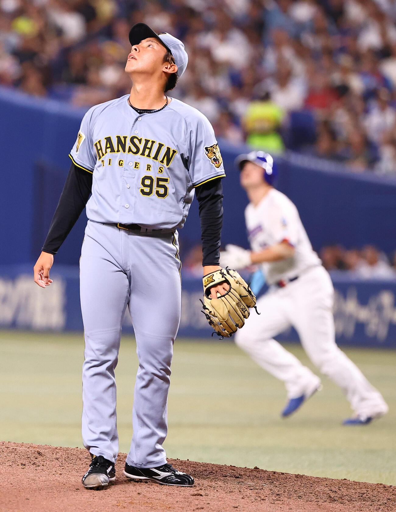 中日対阪神　6回裏阪神無死一塁、神宮僚介（左）はミゲル・サノーの本塁打の打球を見上げる（撮影・上田博志）