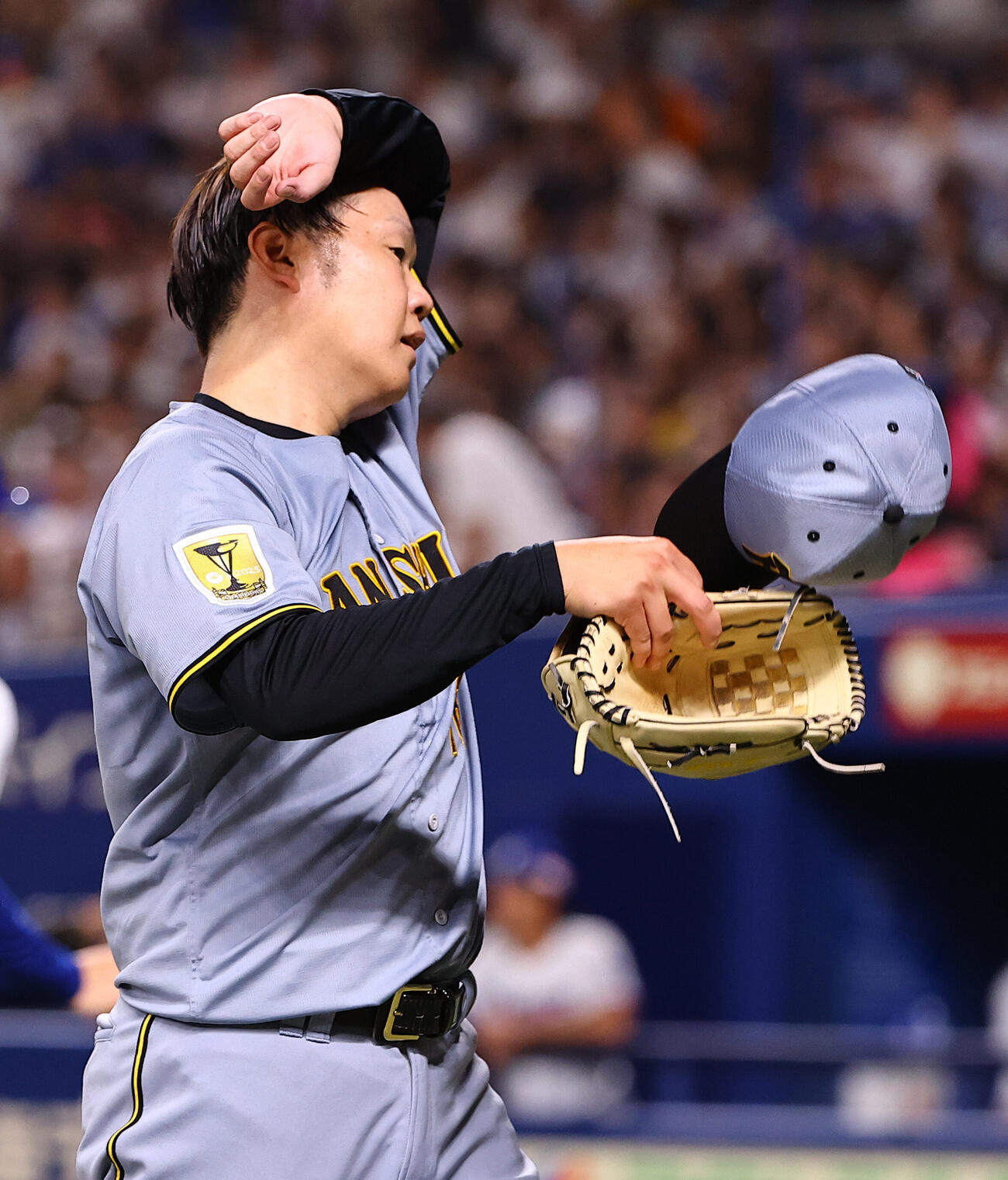 中日対阪神　4回、先制点を許した西勇輝はベンチに引き揚げる（撮影・上田博志）