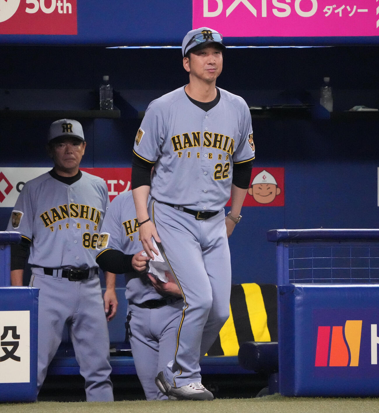 中日対阪神　8回表終了、藤川球児監督（右）は選手交代を告げる（撮影・森本幸一）
