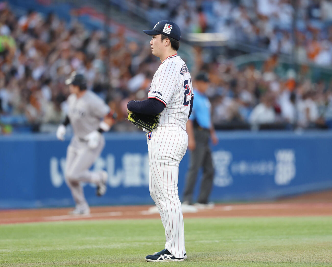 ヤクルト対巨人　1回表巨人無死二、三塁、ボビー・ダルベックに3点本塁打を浴びた吉村貢司郎（撮影・増田悦実）