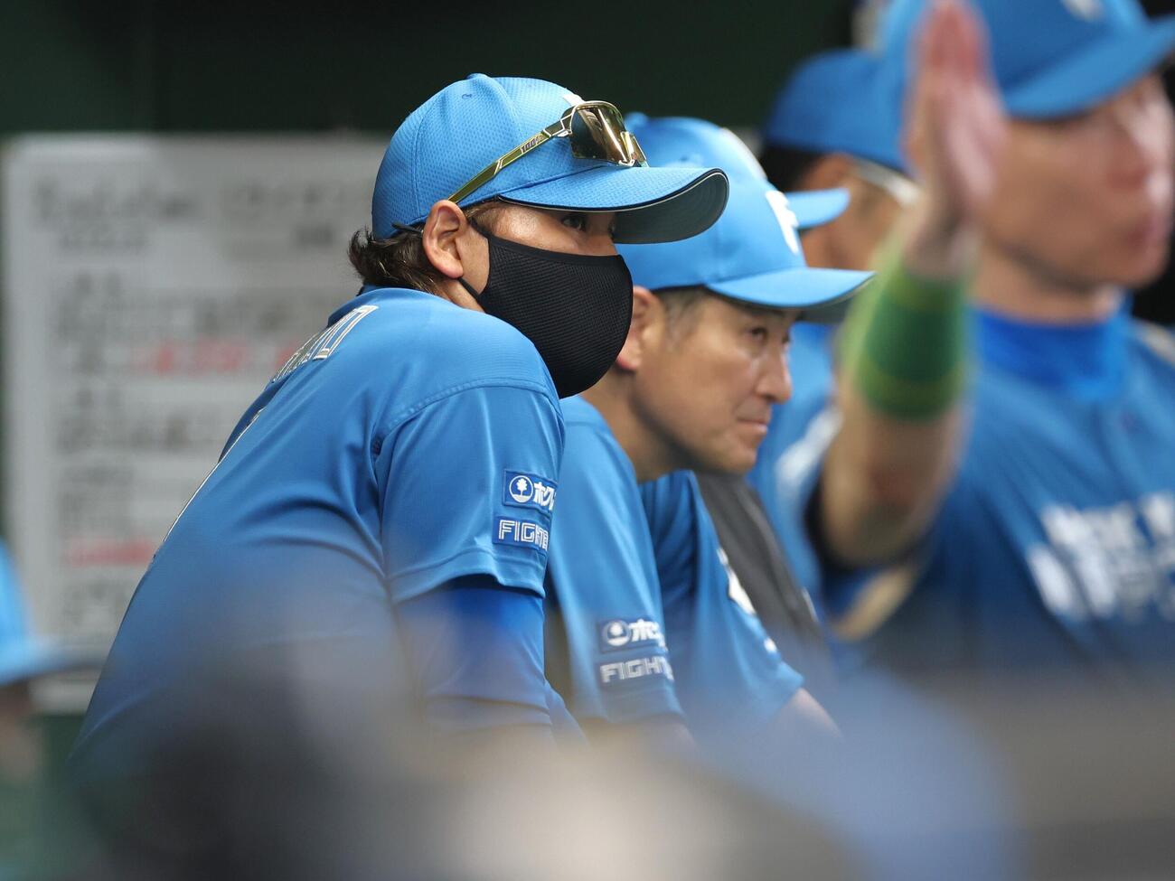 西武対日本ハム　試合を見つめる新庄剛志監督（撮影・黒川智章）