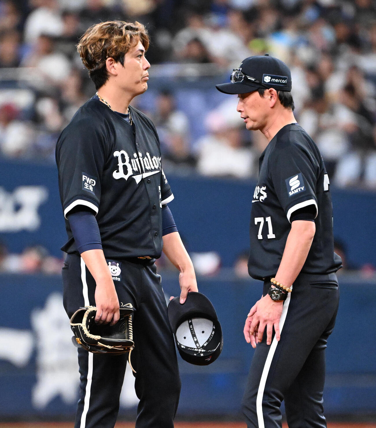 オリックス対楽天　6回表途中、オリックス九里亜蓮（左）に降板を告げる岸田護監督（撮影・石井愛子）