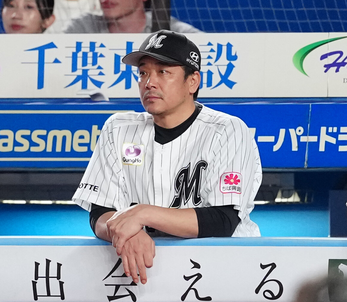 ロッテ対ソフトバンク　ベンチで浮かない表情のロッテ・サブロー監督（撮影・鈴木みどり）