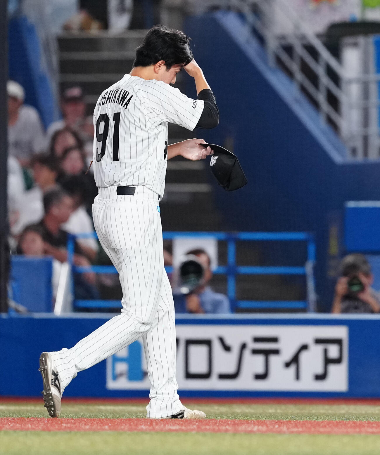 ロッテ対ソフトバンク　4回表を終え、うつむきながらベンチへ戻るロッテ吉川悠斗（撮影・鈴木みどり）