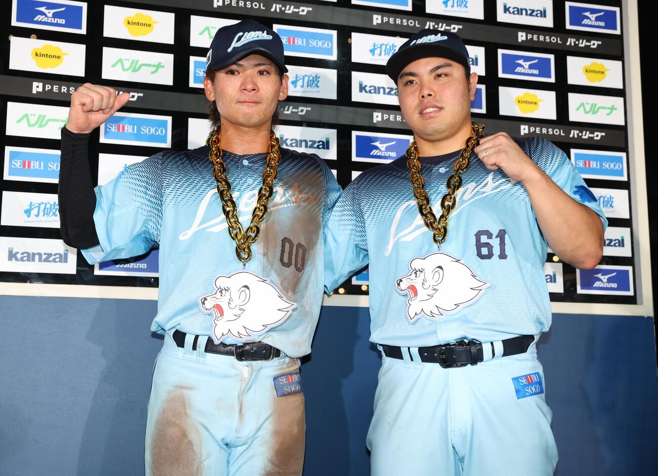 西武対日本ハム　試合後、ガッツポーズの仲田慶介（左）と平良海馬（撮影・黒川智章）