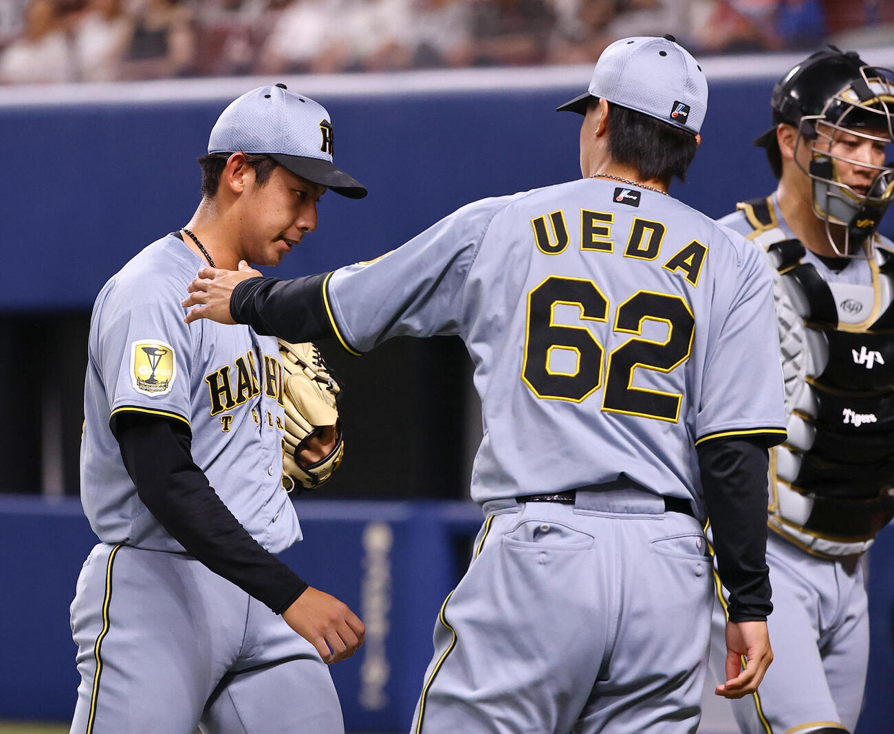 中日対阪神　6回、ミゲル・サノーに本塁打を浴び2失点した神宮僚介（左）は悔しそうな表情でベンチに引き揚げる（撮影・上田博志）