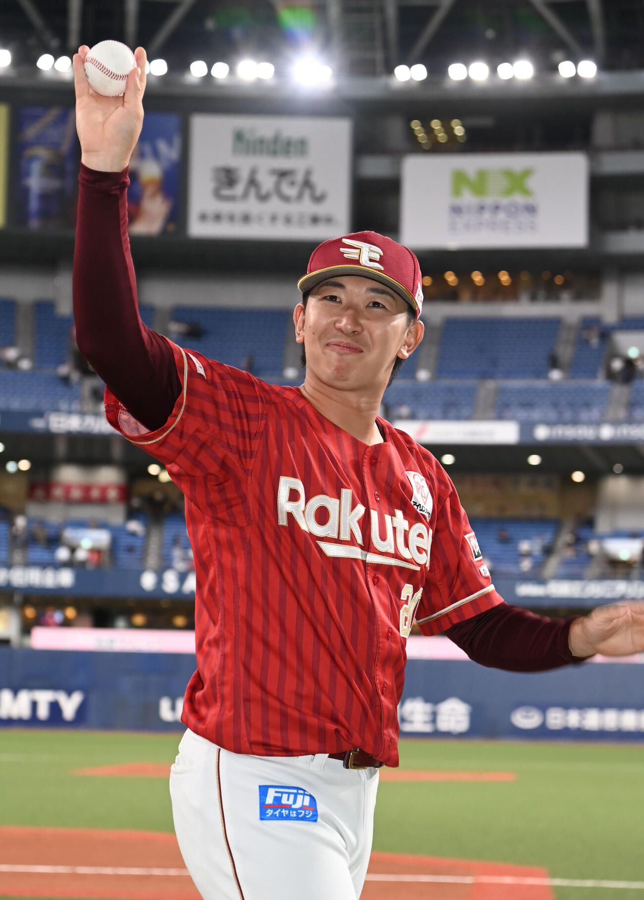 オリックス対楽天　プロ初勝利の楽天伊藤樹はファンらに手を振る（撮影・石井愛子）