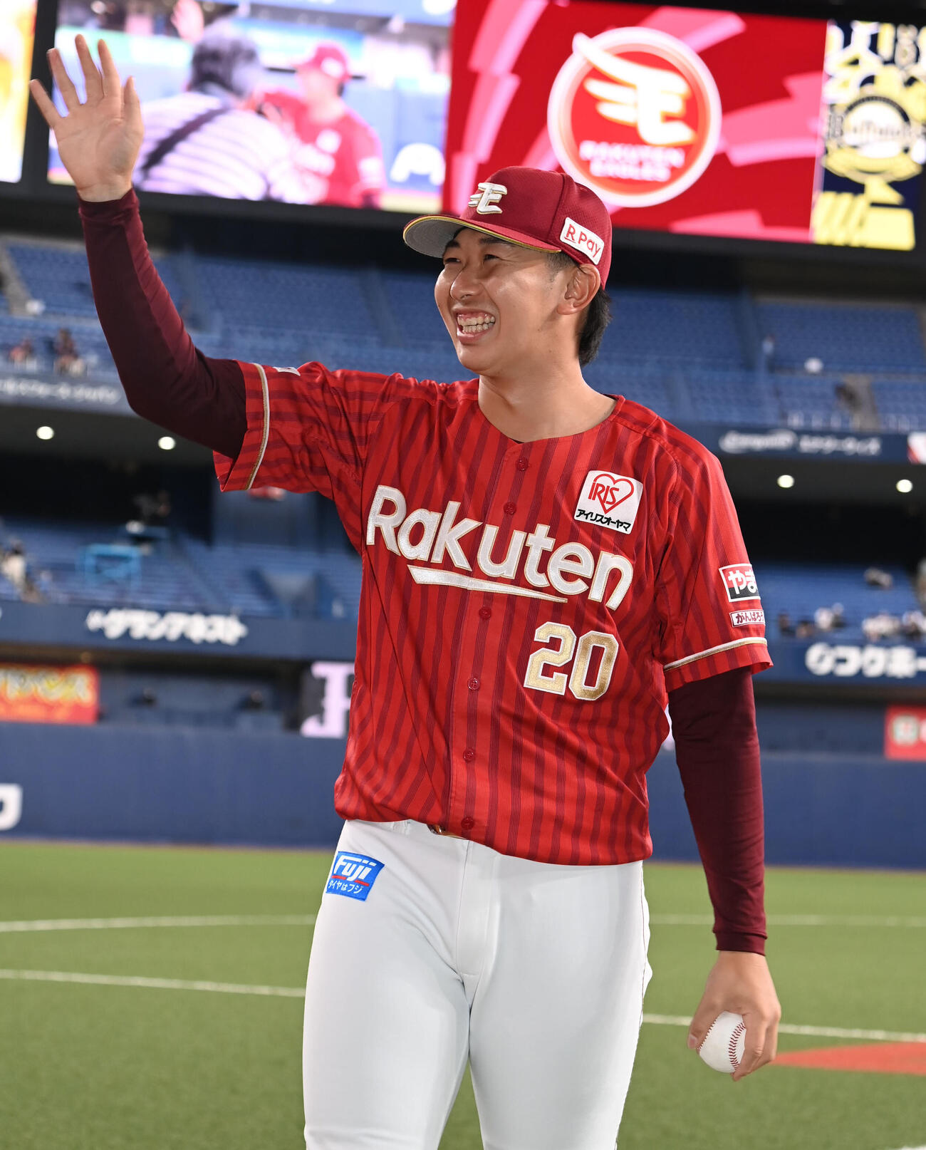 オリックス対楽天　プロ初勝利の楽天伊藤樹はファンらに手を振る（撮影・石井愛子）