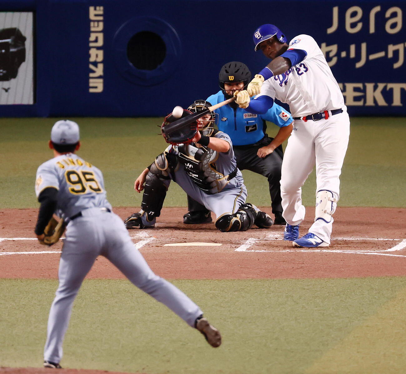 中日対阪神　6回裏中日無死一塁、ミゲル・サノーは左越え2点本塁打を放つ。投手神宮僚介（撮影・加藤哉）