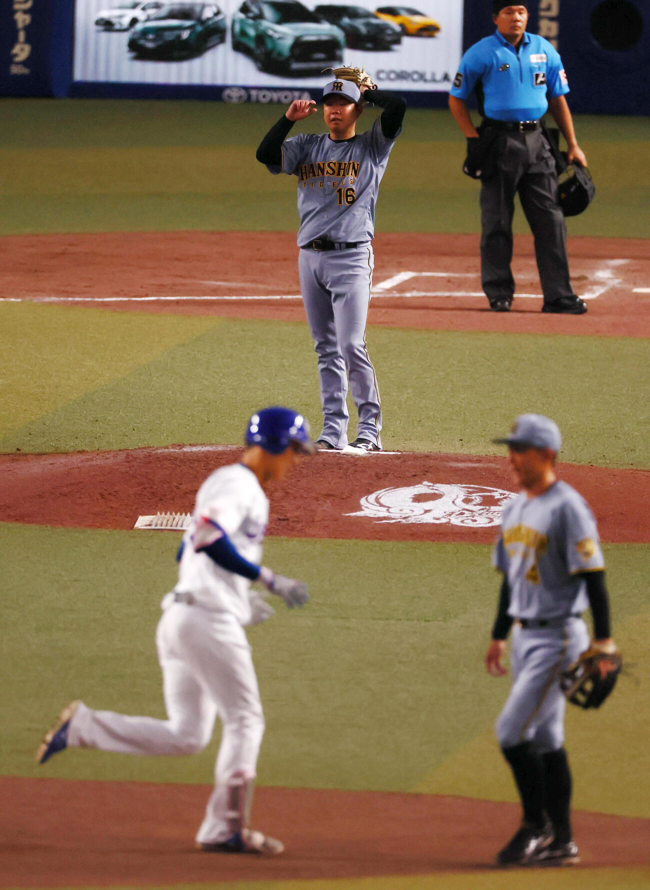 中日対阪神　4回裏中日1死一塁、西勇輝は上林誠知に右越え2点本塁打を浴びる（撮影・加藤哉）