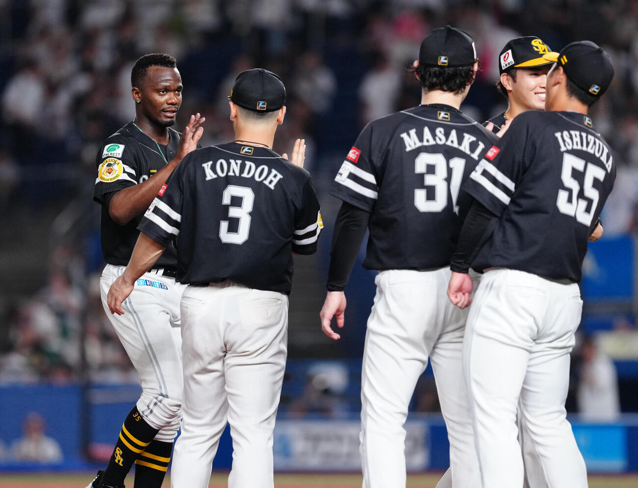ロッテ対ソフトバンク　完封勝利のソフトバンクのリバン・モイネロ（左端）はナインとハイタッチ（撮影・鈴木みどり）