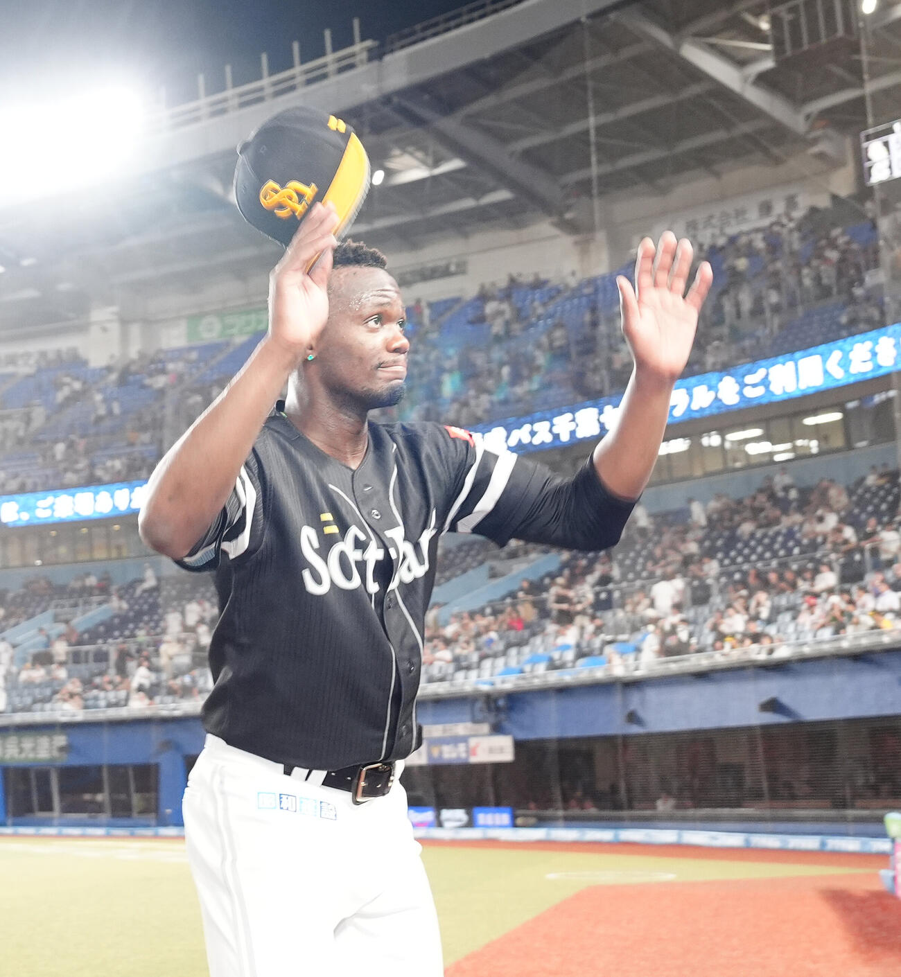 ロッテ対ソフトバンク　完封勝利のソフトバンク・リバン・モイネロは声援に応える（撮影・鈴木みどり）