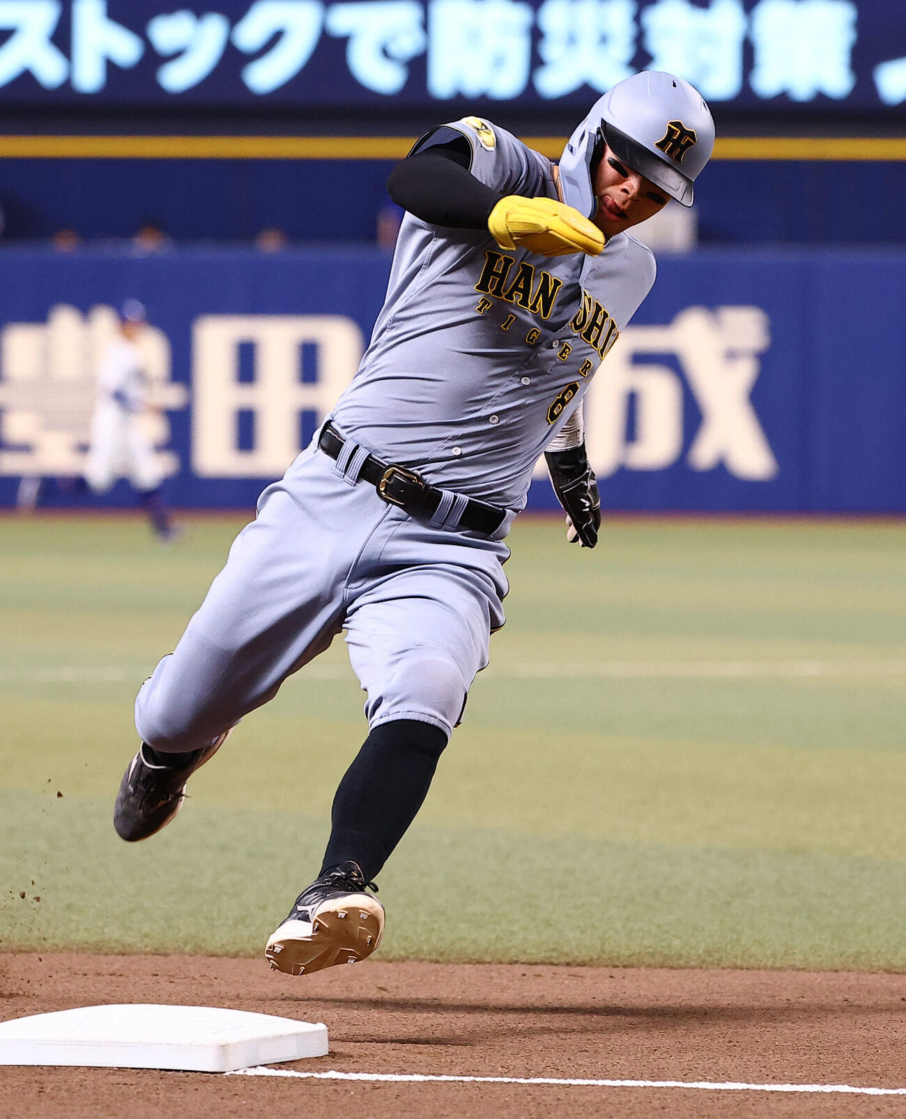 中日対阪神　2回表阪神2死一、二塁、熊谷敬宥の安打で生還を狙うも三塁で止まる佐藤輝明（撮影・上田博志）