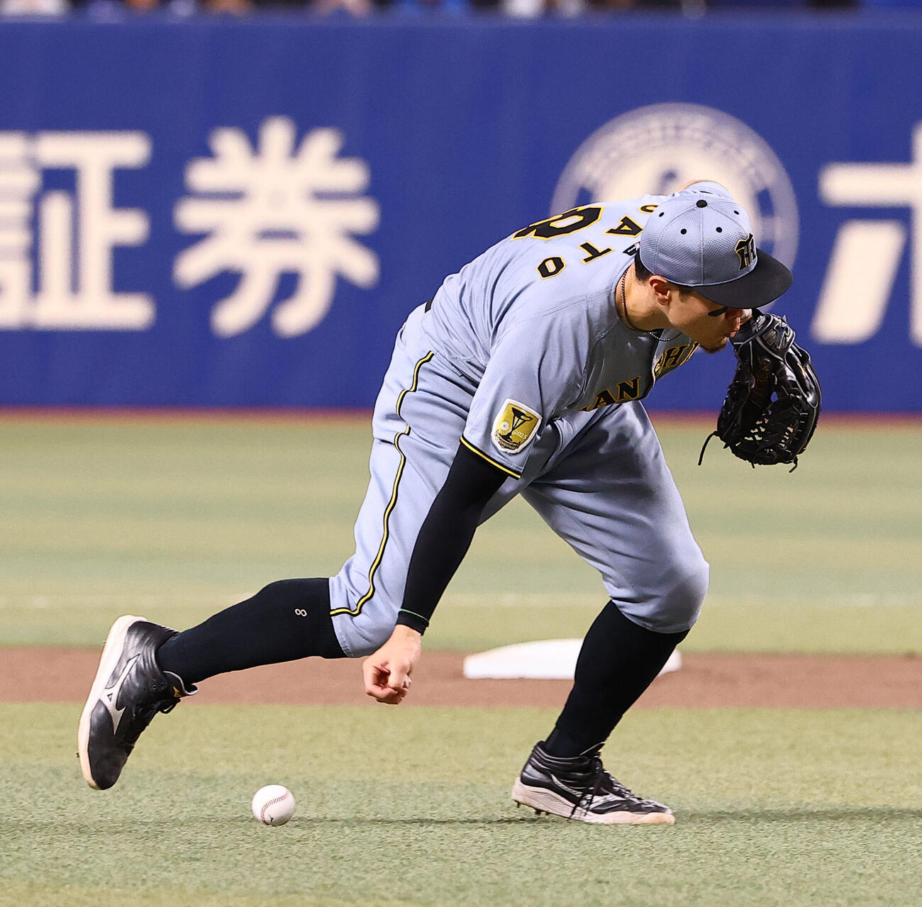 中日対阪神　4回裏中日無死、佐藤輝明は細川成也のゴロをつかめず内野安打を許す（撮影・上田博志）