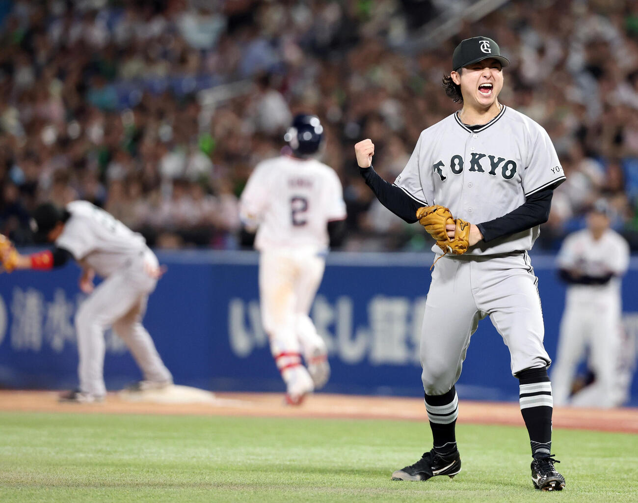 ヤクルト対巨人　8回裏ヤクルト1死一、三塁、古賀優大（後方）を併殺に仕留め、雄たけびを上げてガッツポーズする田中瑛斗（撮影・浅見桂子）