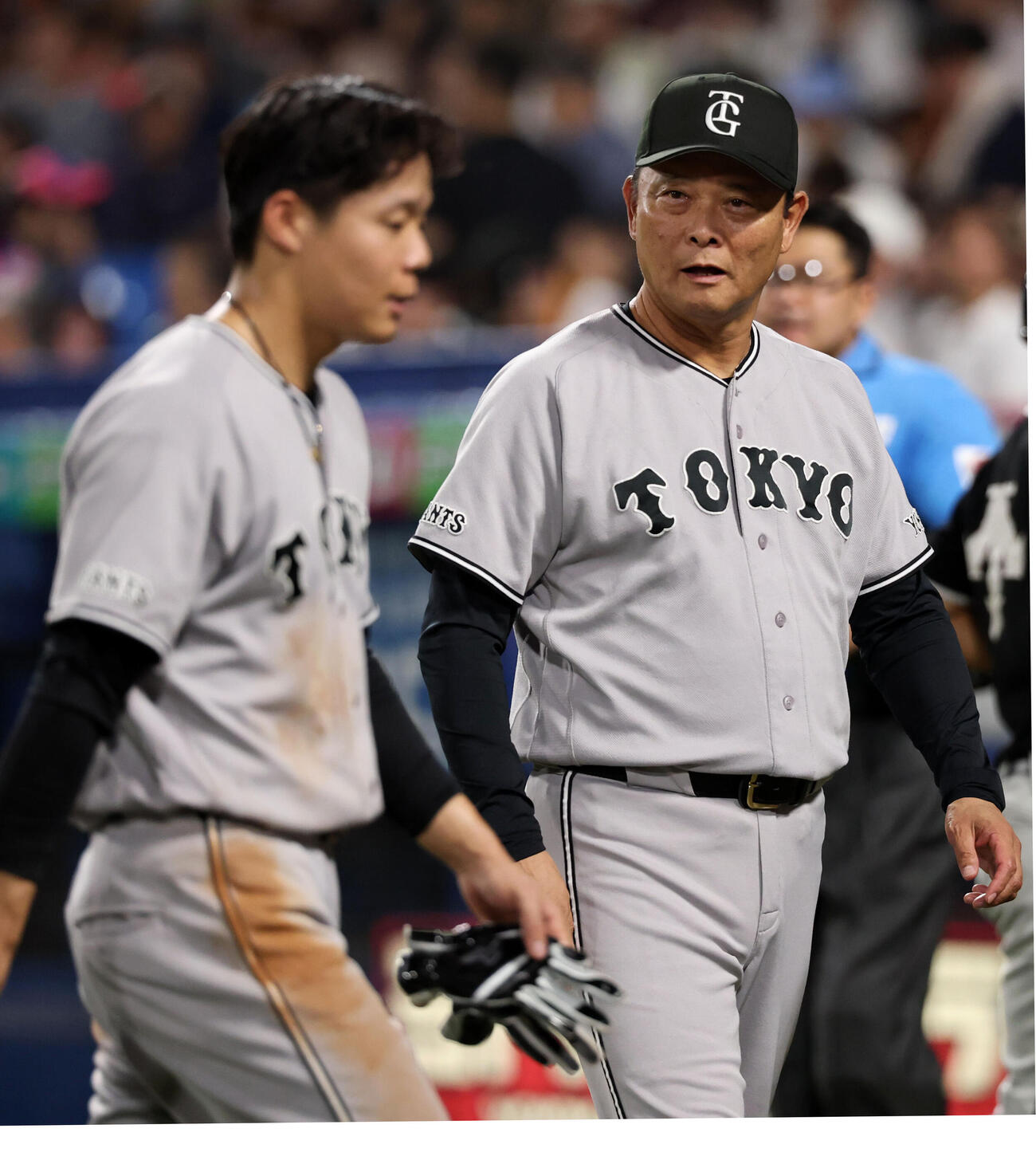 ヤクルト対巨人　4回裏ヤクルトの攻撃前、佐々木俊輔（手前）に声をかける橋上秀樹監督代行（撮影・浅見桂子）