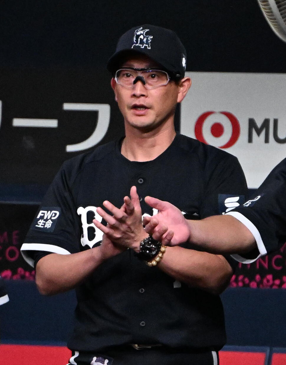 オリックス対楽天　1回裏オリックス無死三塁、来田涼斗の適時打に拍手をするオリックス岸田護監督（撮影・石井愛子）