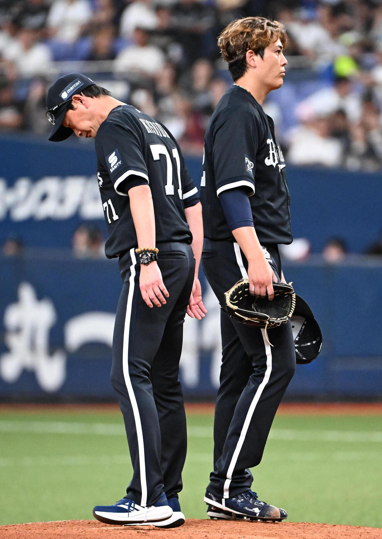 オリックス対楽天　6回表途中、オリックス九里亜蓮（右）に降板を告げる岸田護監督（撮影・石井愛子）