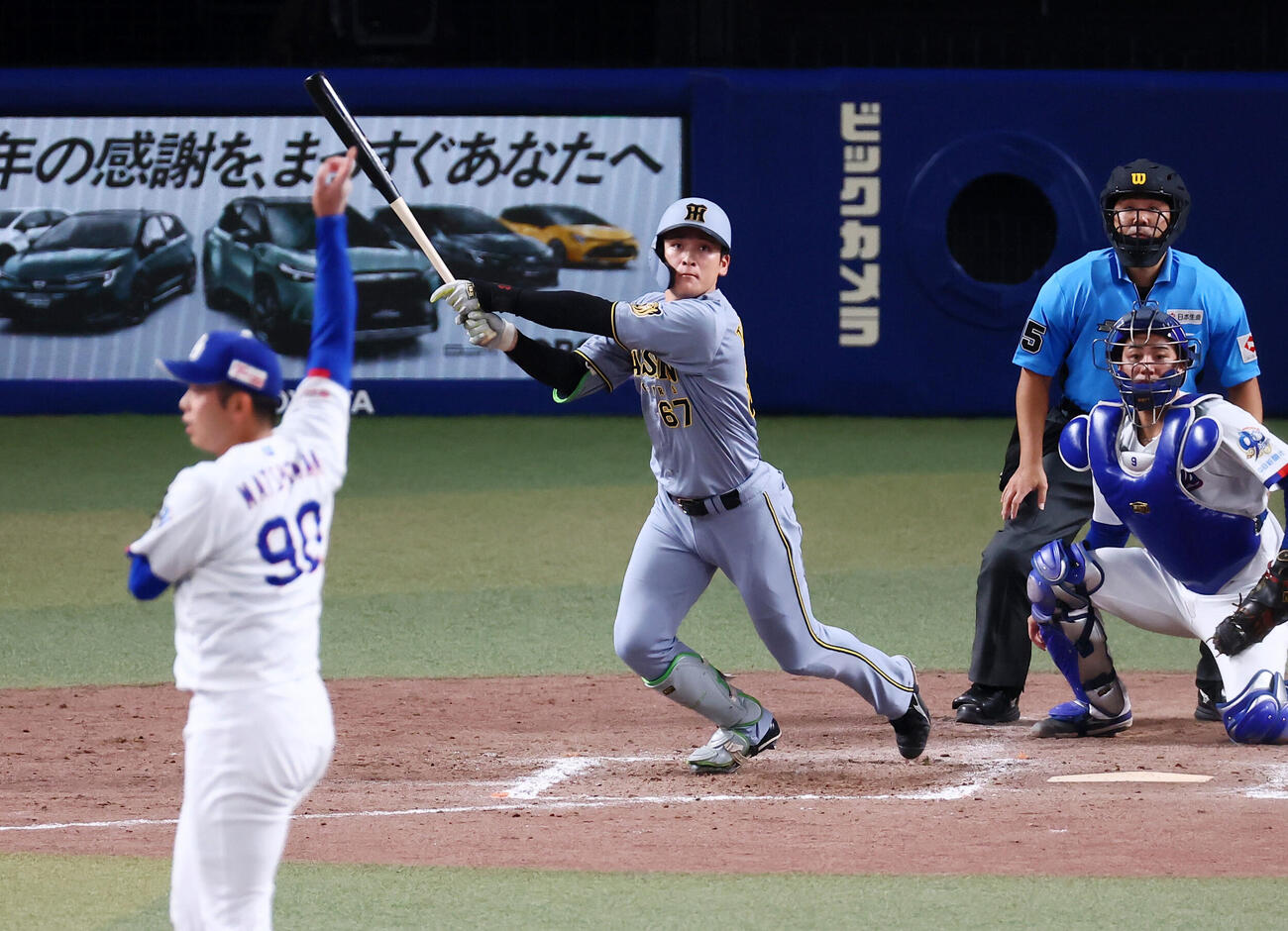 中日対阪神　9回表阪神2死二塁、高寺望夢は中前適時打を放つ。投手松山晋也（撮影・加藤哉）