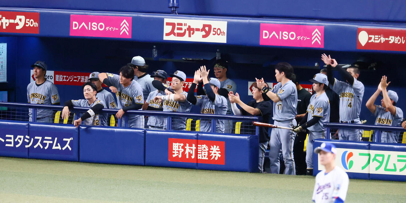 中日対阪神　9回表阪神2死二塁、高寺望夢の中前適時打で得点し喜ぶベンチのナイン（撮影・加藤哉）