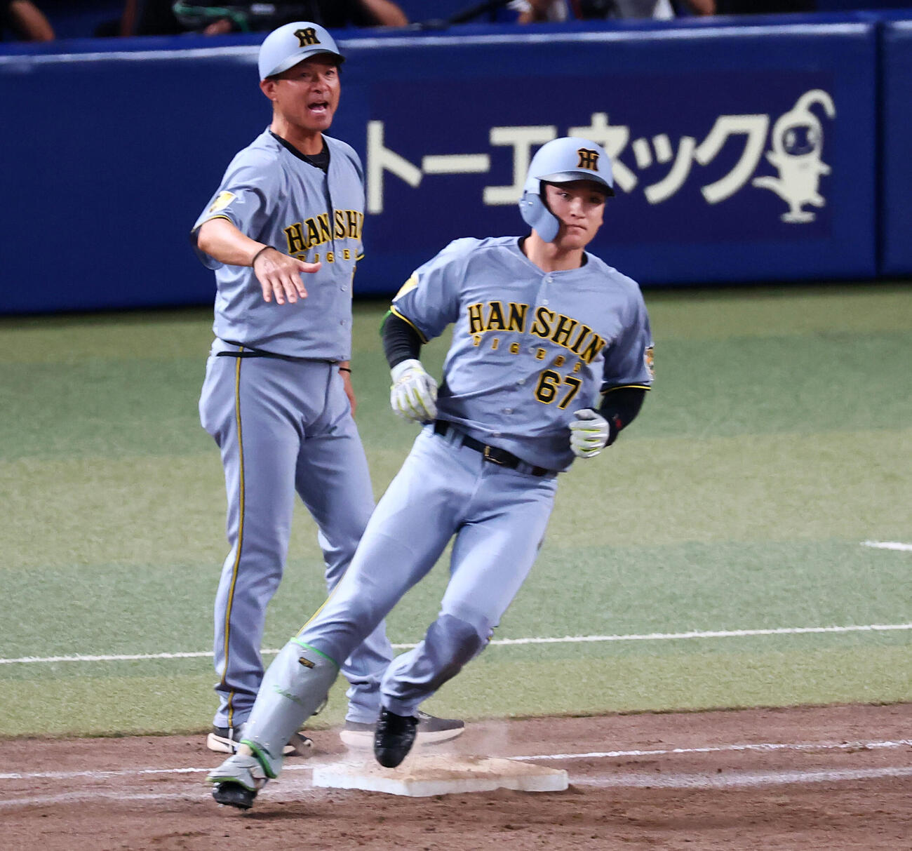 中日対阪神　9回表阪神2死二塁、高寺望夢は中前適時打を放つ（撮影・加藤哉）