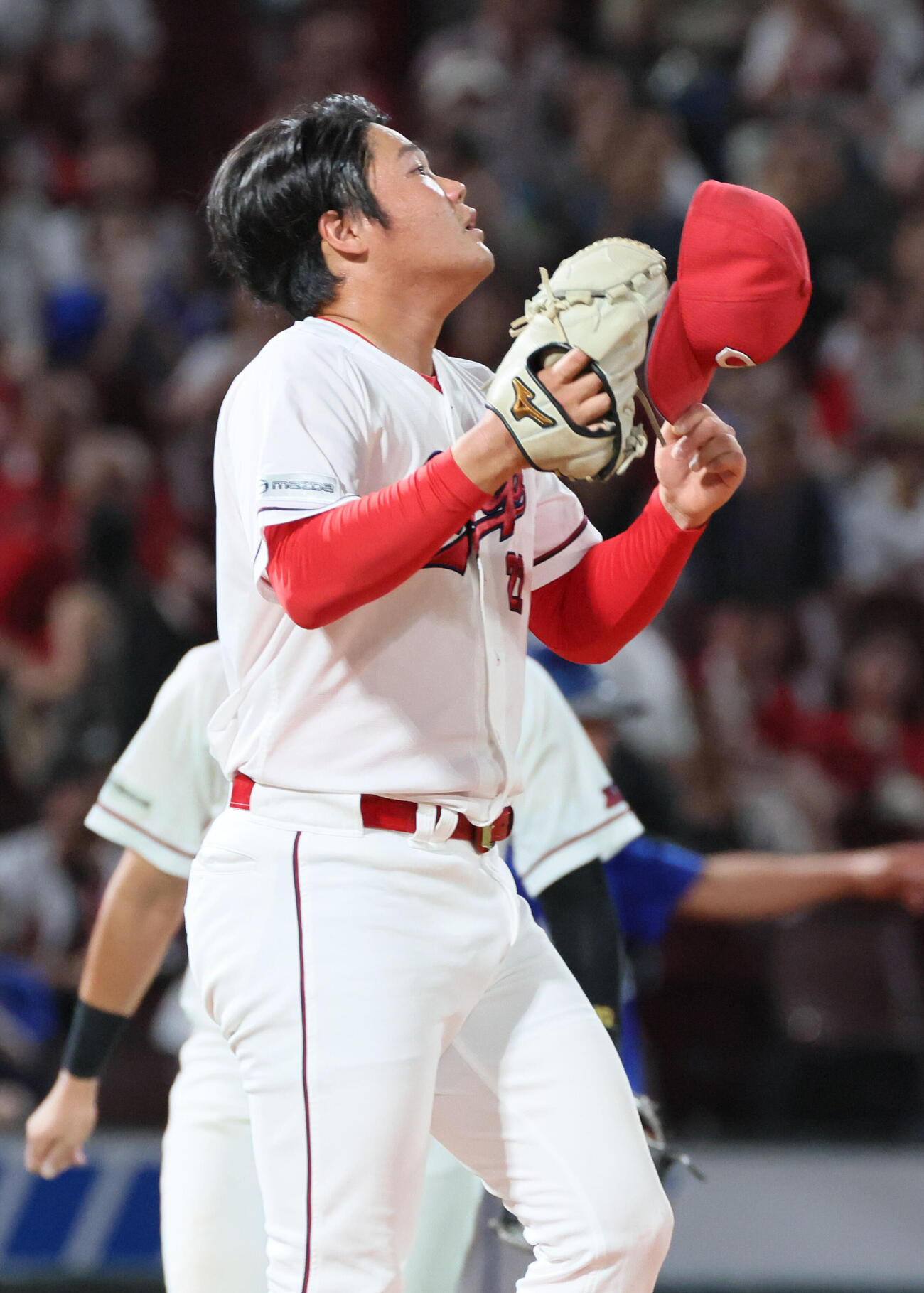 広島対DeNA 8回表DeNA1死一、二塁、ヘラル・エンカーナシオンの右前打で二塁に好送球する秋山翔吾（撮影・加藤孝規）