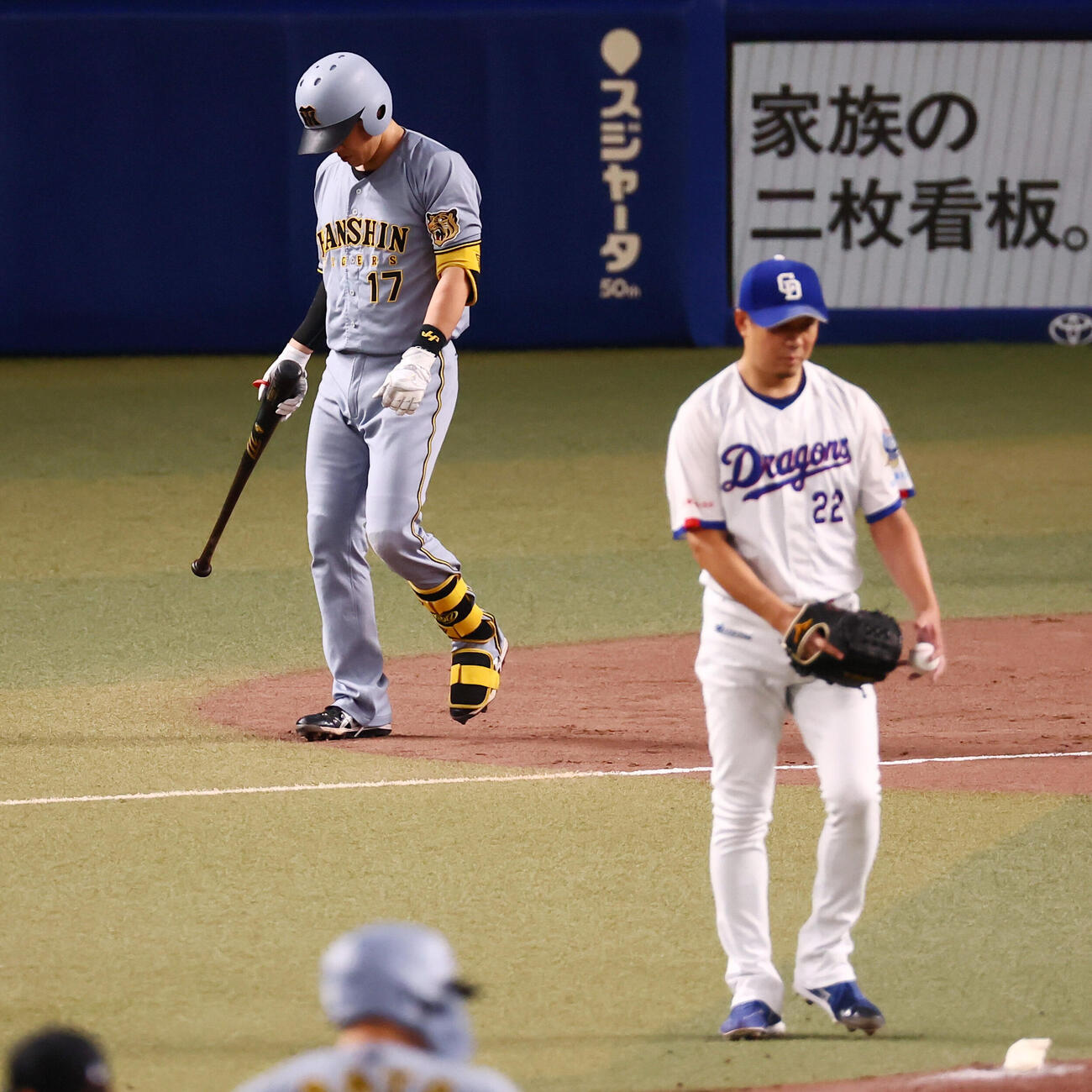 中日対阪神　2回表阪神1死一塁、四球を選ぶ伏見寅威。投手大野雄大（撮影・加藤哉）
