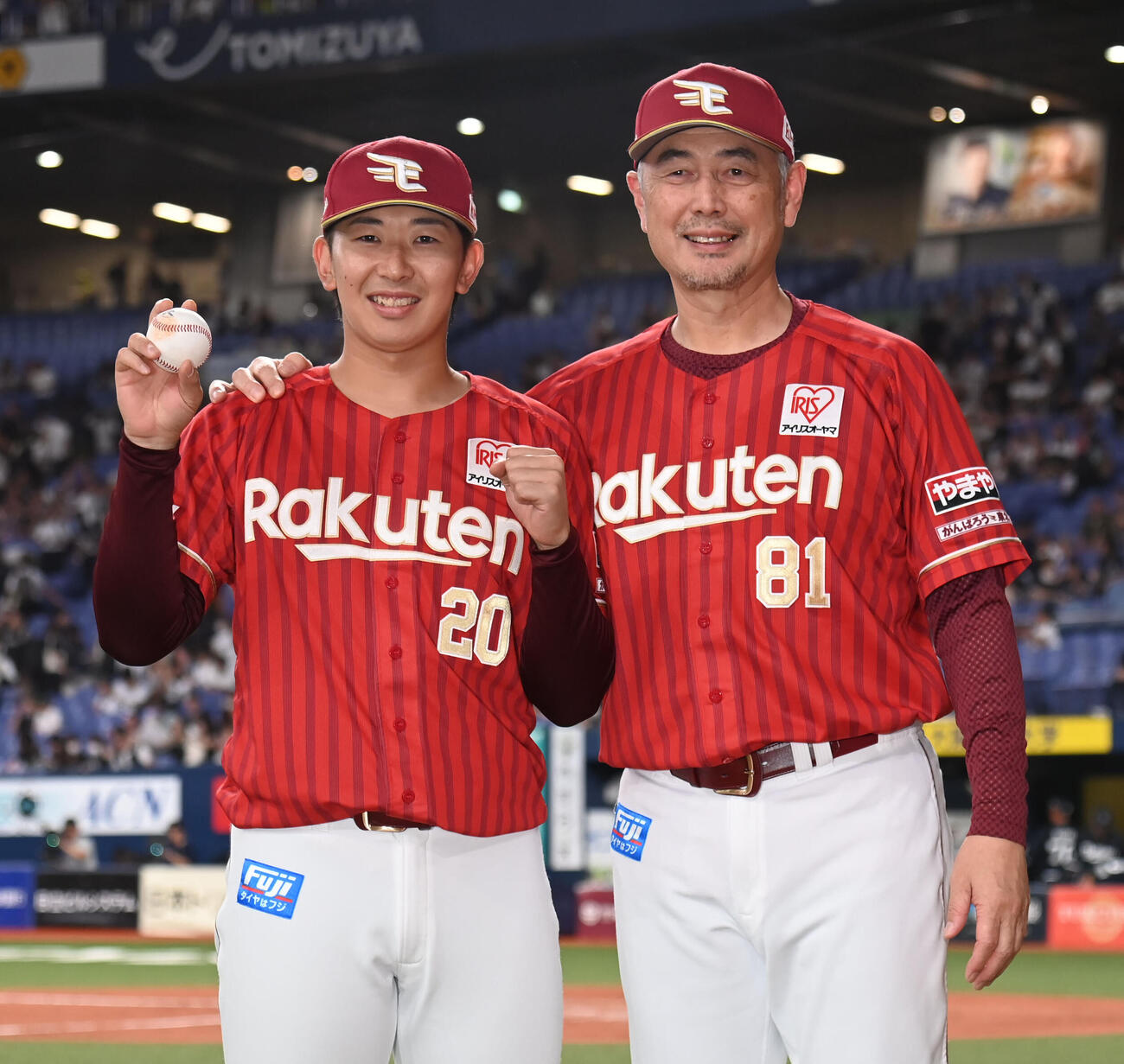 オリックス対楽天　プロ初勝利の楽天伊藤樹（左）は記念球を手に吉井理人監督と笑顔を見せる（撮影・石井愛子）