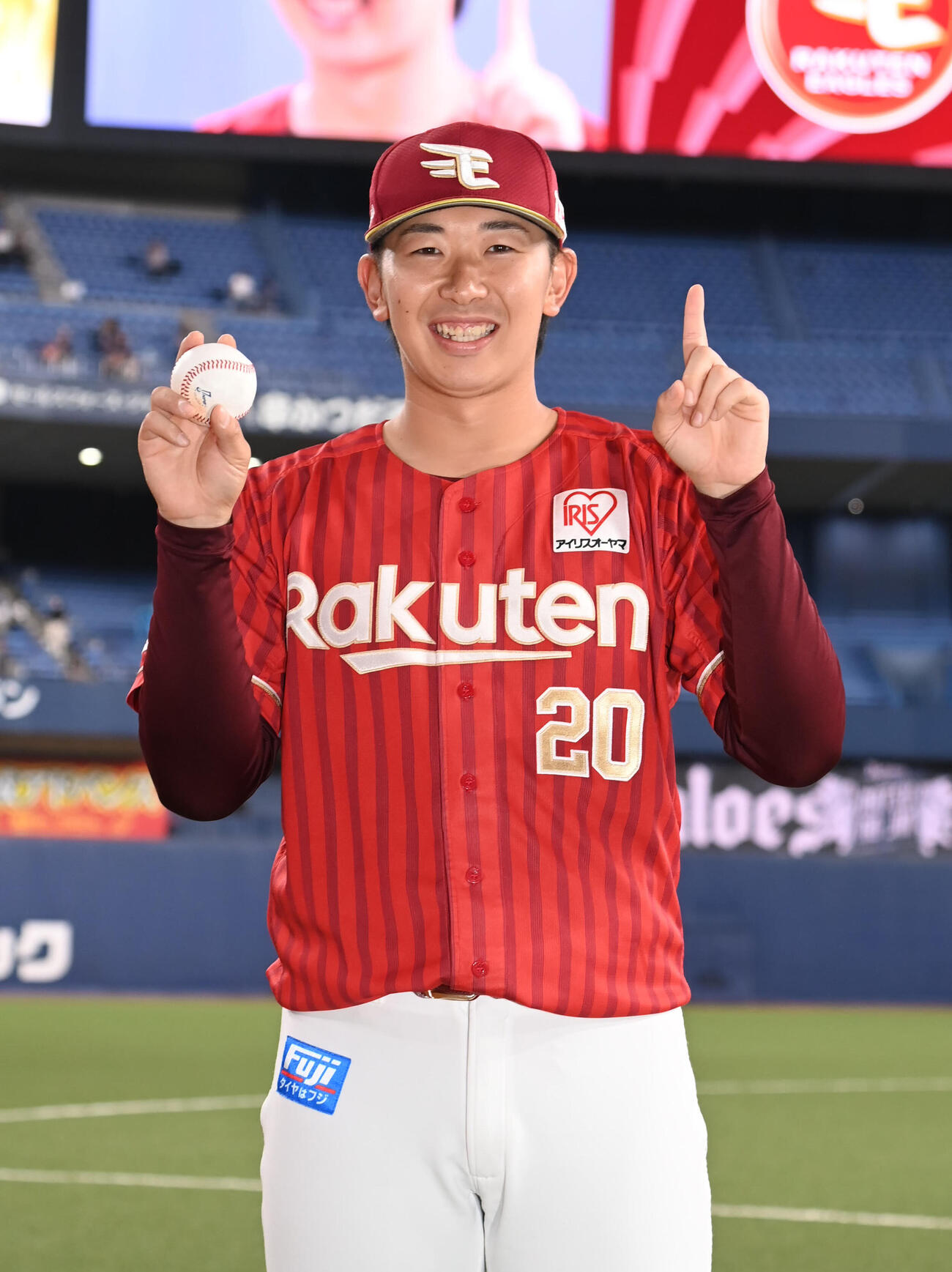 オリックス対楽天　プロ初勝利の楽天伊藤樹は記念球を手に笑顔を見せる（撮影・石井愛子）