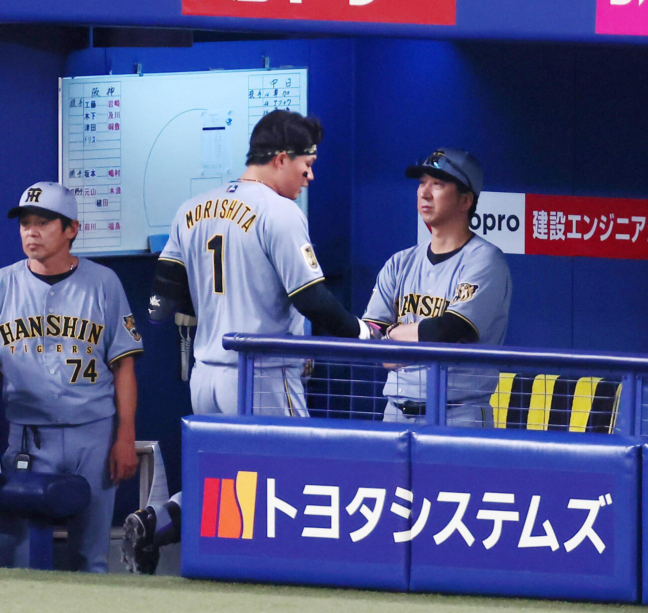中日対阪神　8回表、右飛に倒れベンチへ引き揚げる森下翔太（中央）とベンチの阪神藤川球児監督（右）（撮影・加藤哉）