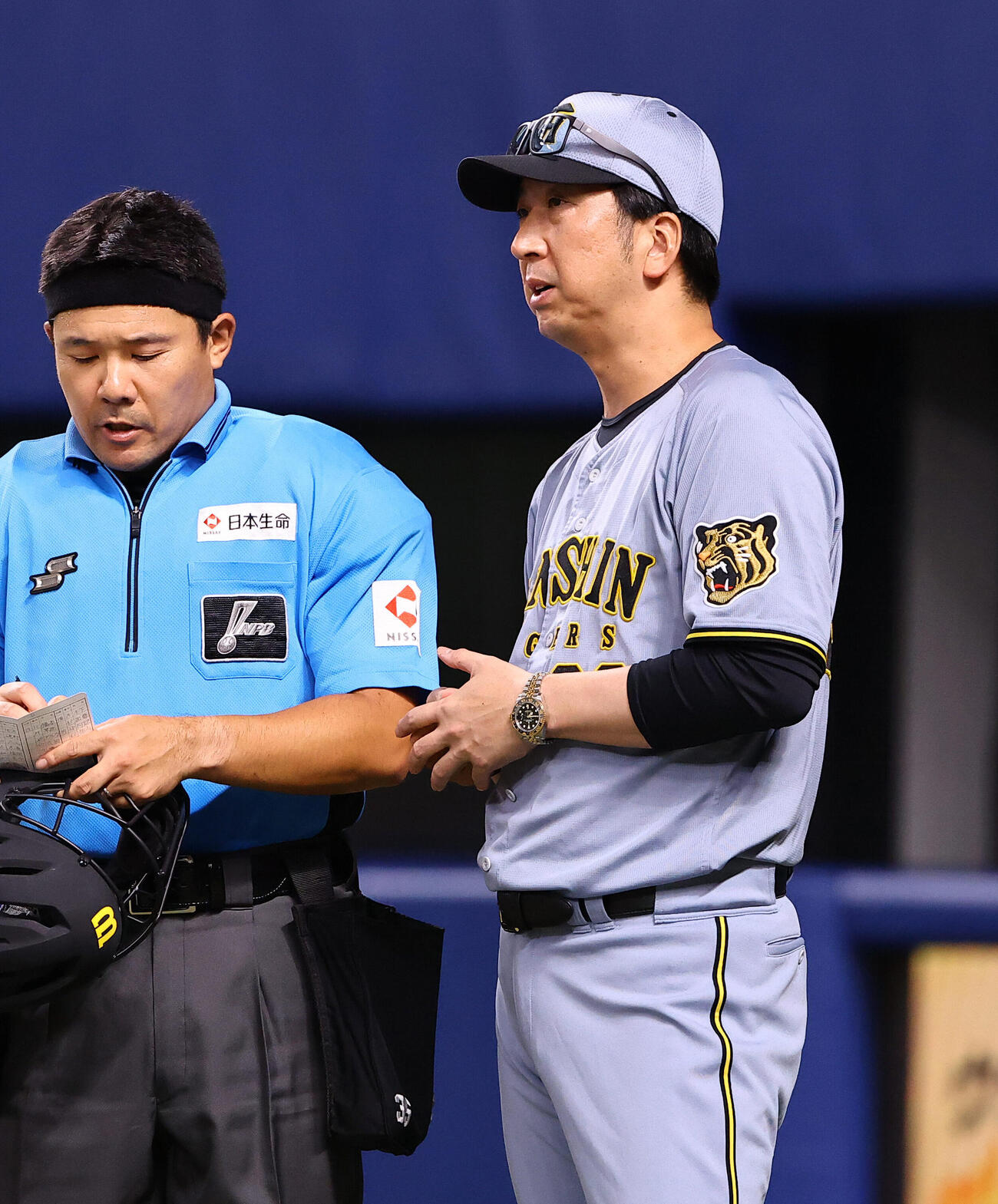 中日対阪神　藤川球児監督は選手交代を告げる（撮影・上田博志）
