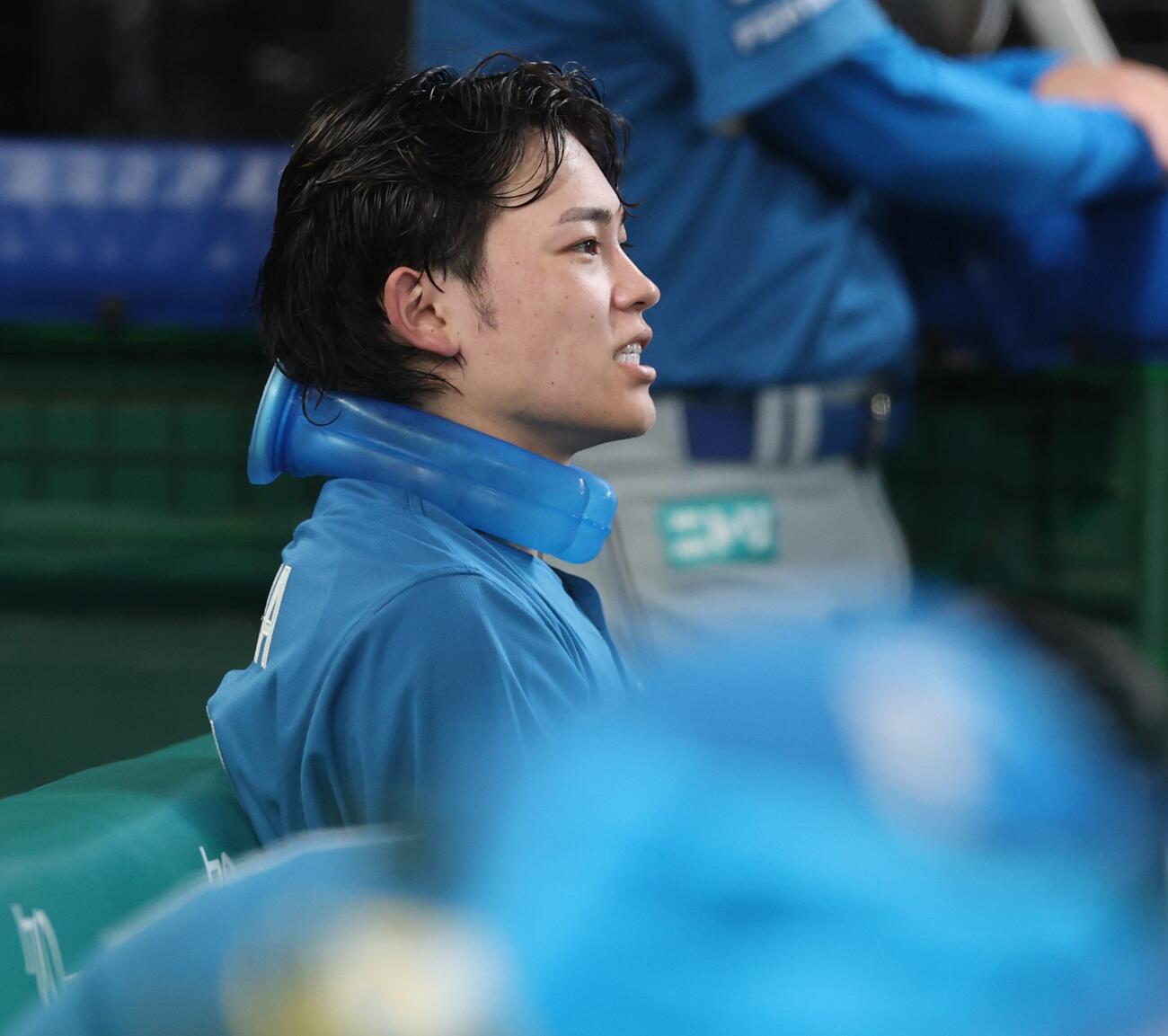 西武対日本ハム　暑さ対策で首に冷却グッズを巻く田宮裕涼（撮影・黒川智章）