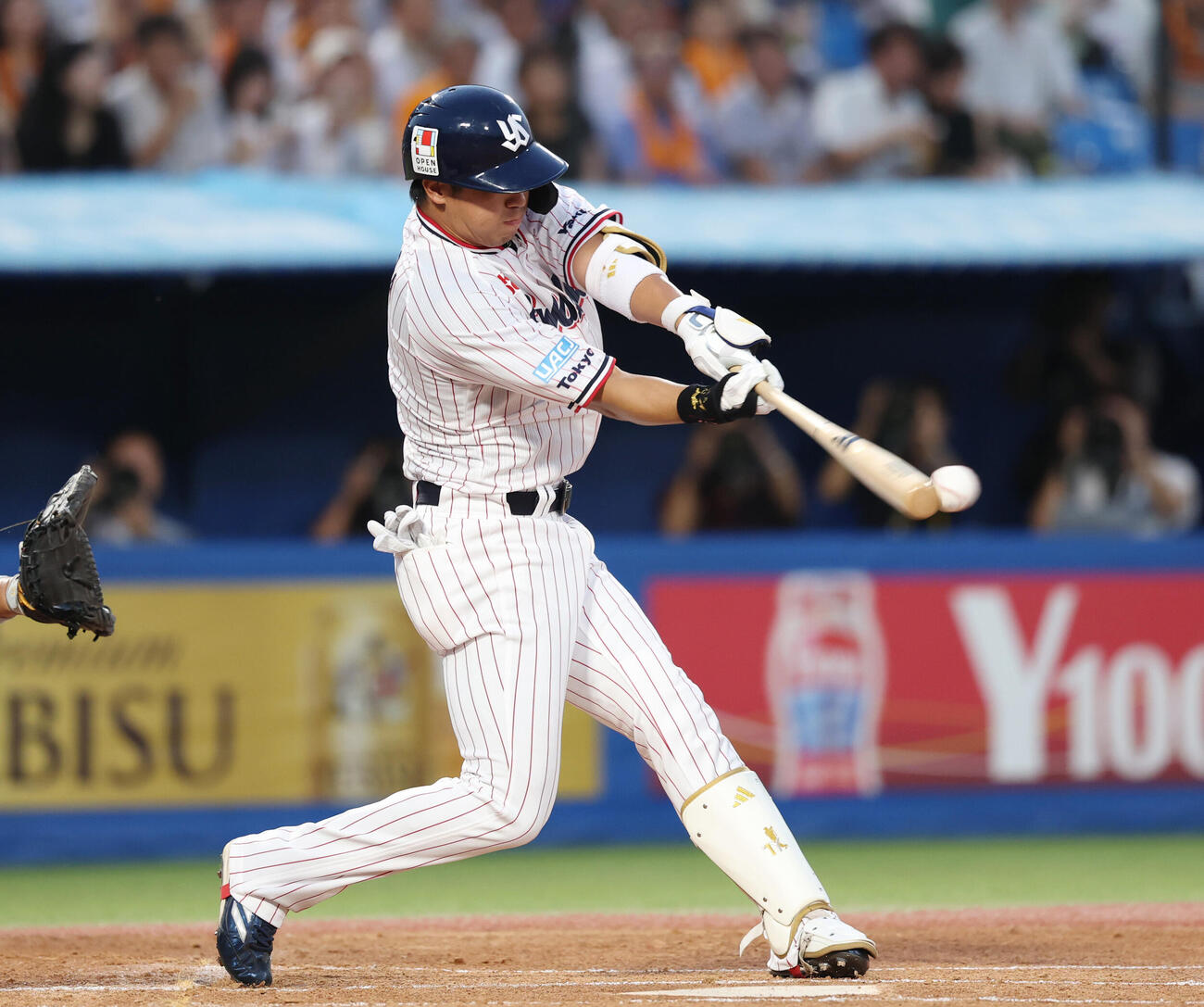 ヤクルト対巨人　1回裏ヤクルト1死一塁、安打を放つ山田哲人（撮影・増田悦実）