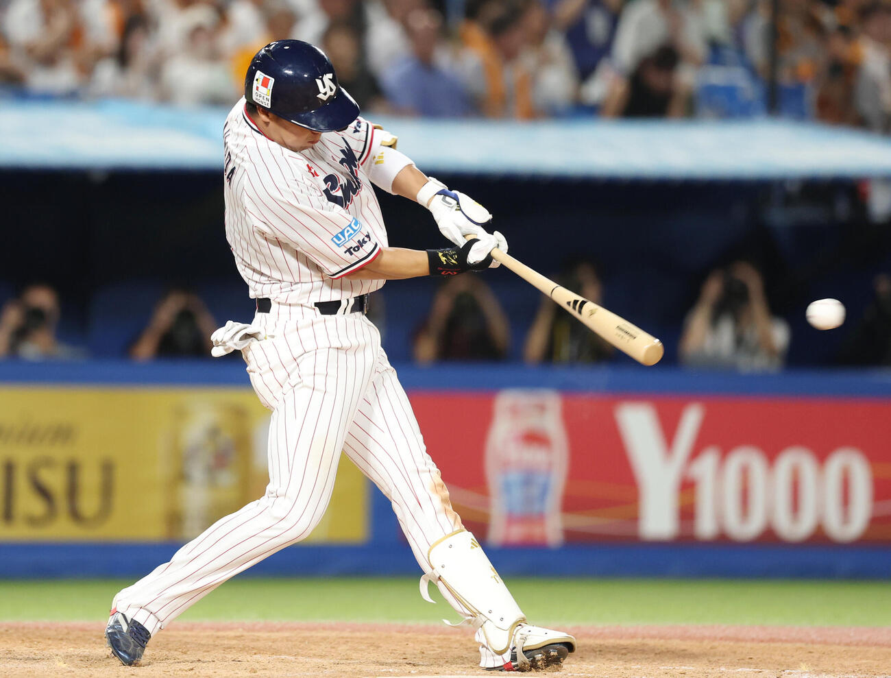 ヤクルト対巨人　4回裏ヤクルト2死、安打を放つ山田哲人（撮影・増田悦実）