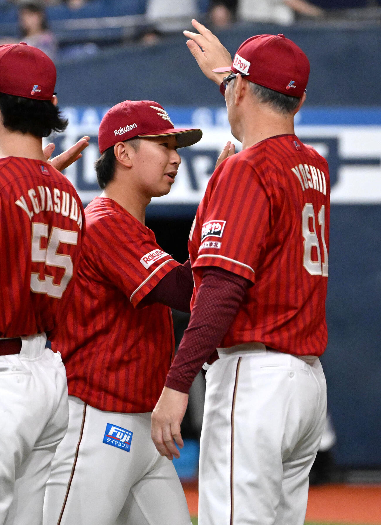 オリックス対楽天　試合終了後、楽天の吉井理人監督（右）に頭をなでられる伊藤樹（撮影・石井愛子）