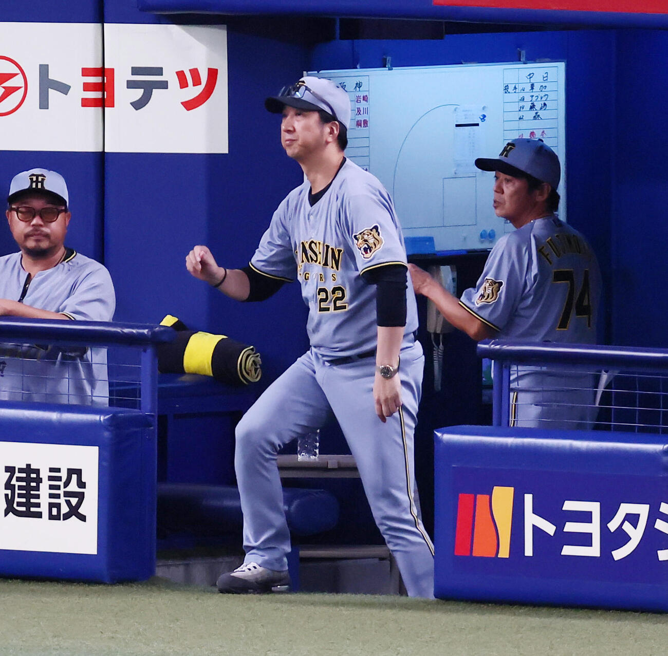 中日対阪神　9回表、選手交代を告げる阪神藤川球児監督（撮影・加藤哉）