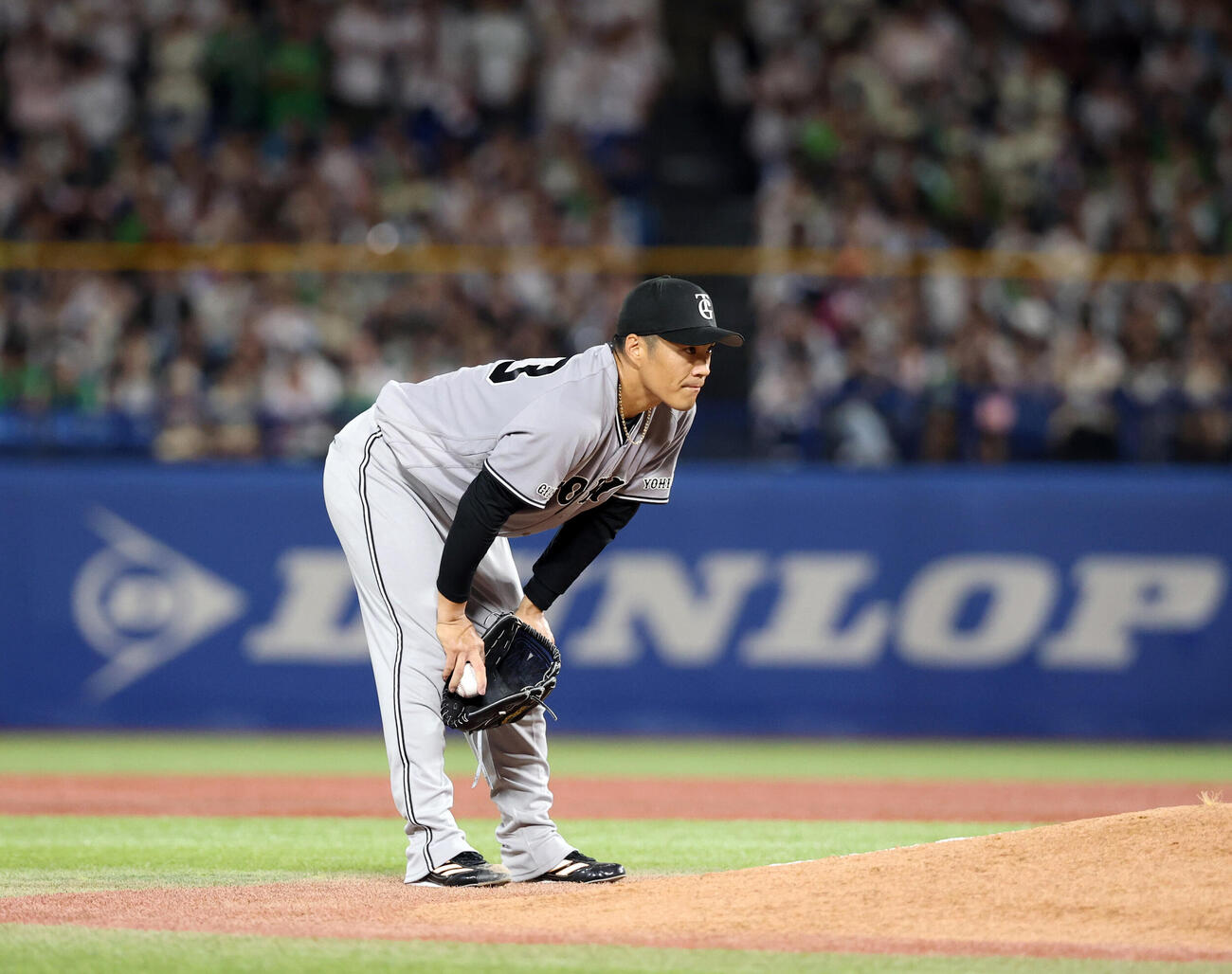 ヤクルト対巨人　3回裏ヤクルト2死一、二塁、降板を告げられがっくりの則本昂大（撮影・浅見桂子）