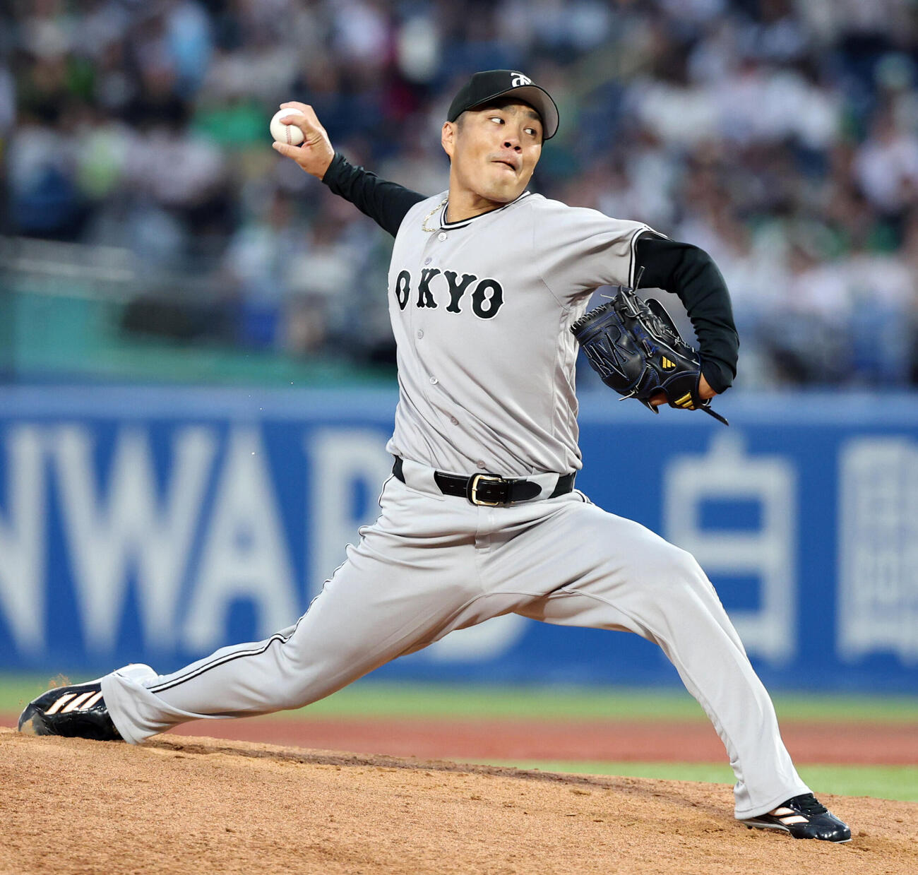 ヤクルト対巨人　力投する巨人先発の則本昂大（撮影・浅見桂子）