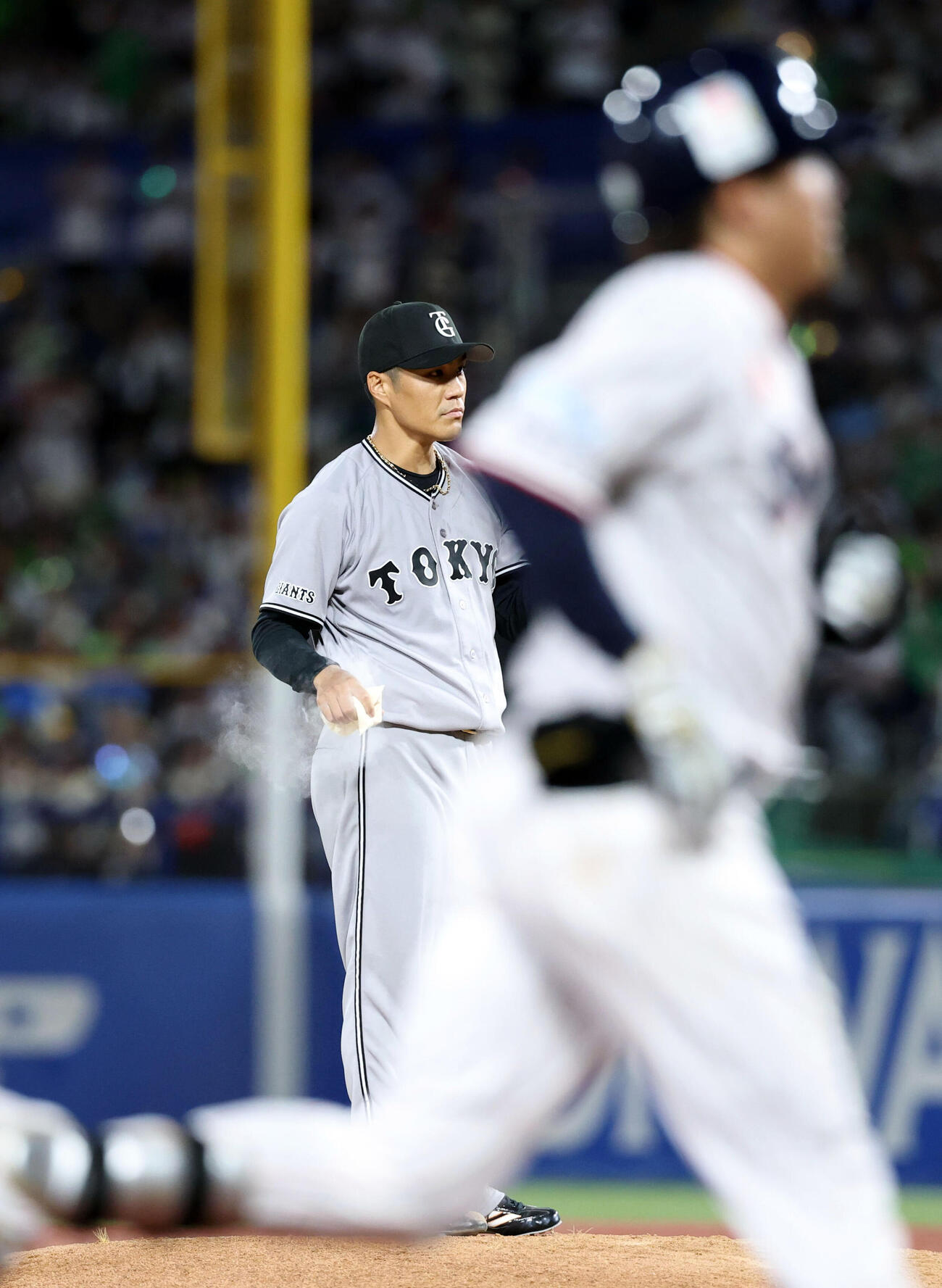 ヤクルト対巨人　2回裏ヤクルト1死、赤羽由紘（手前）にソロ本塁打を許し、悔しそうな則本昂大（撮影・浅見桂子）
