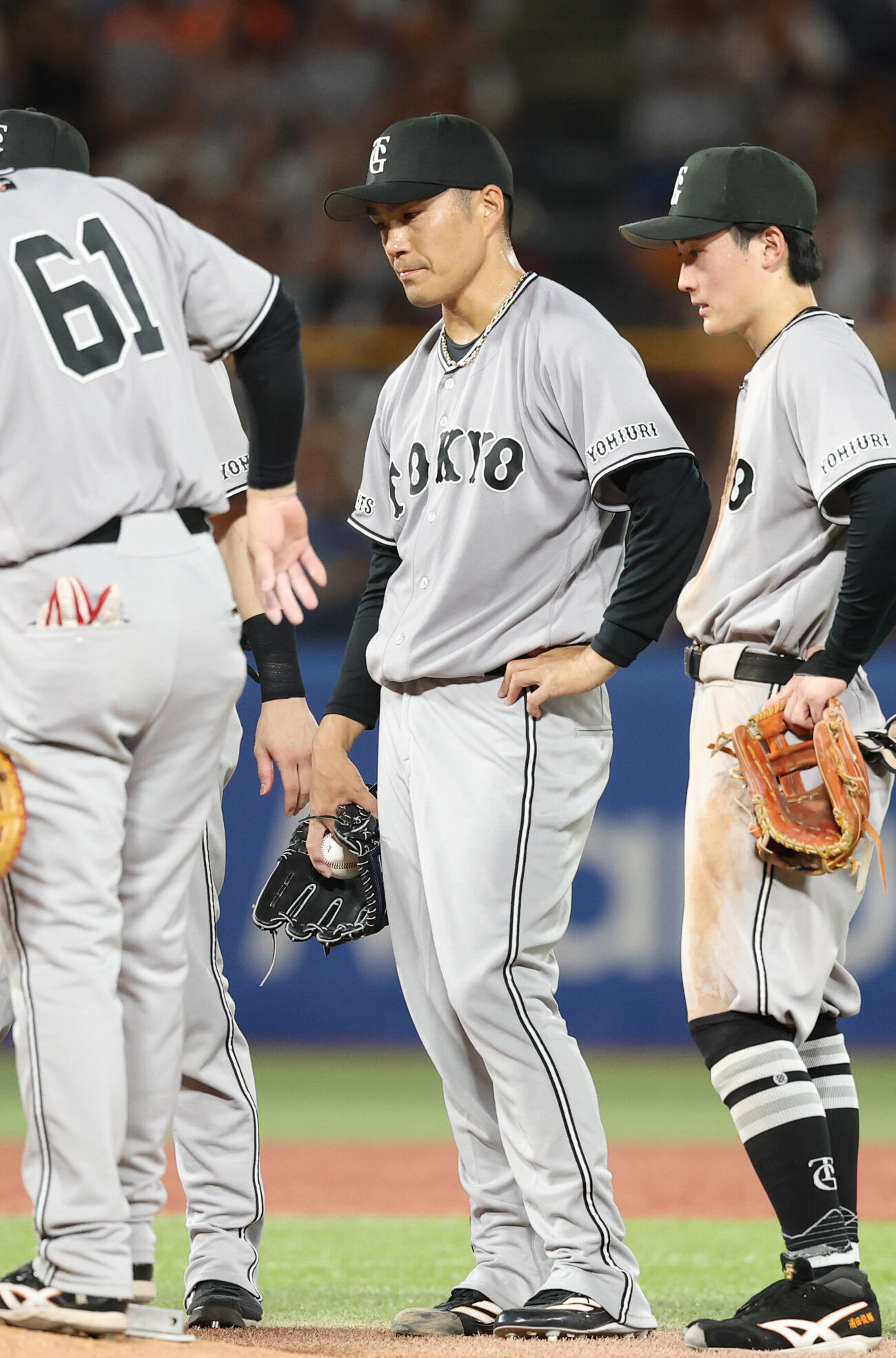 ヤクルト対巨人　3回裏ヤクルト2死一、二塁、交代を告げられがっくりとする則本昂大（撮影・増田悦実）