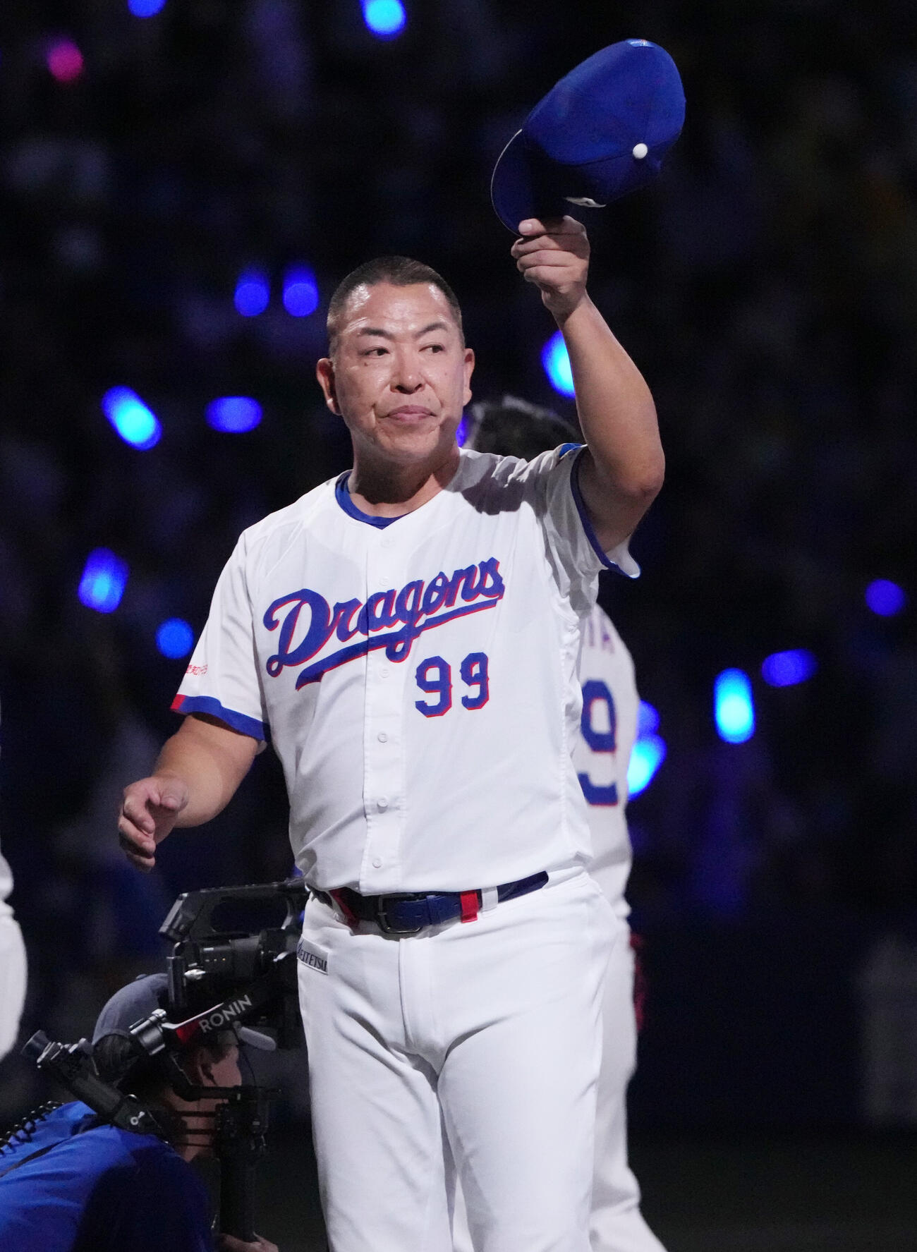 中日対阪神　試合終了、スタンドの観客にあいさつをする井上一樹監督（撮影・森本幸一）
