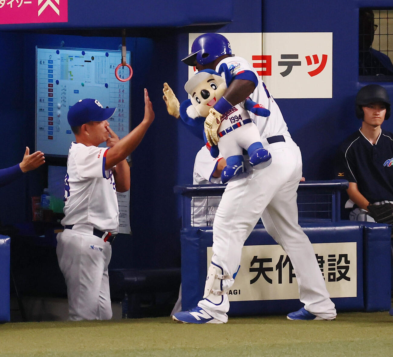中日対阪神　6回裏中日無死一塁、ミゲル・サノーは左越え2点本塁打を放ちベンチの井上一樹監督（左）とタッチする（撮影・加藤哉）
