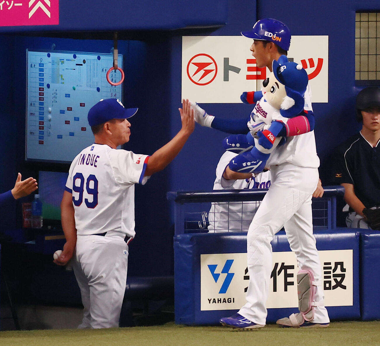 中日対阪神　4回裏中日1死一塁、上林誠知は右越え2点本塁打を放ちベンチの井上一樹監督（左）とタッチする（撮影・加藤哉）